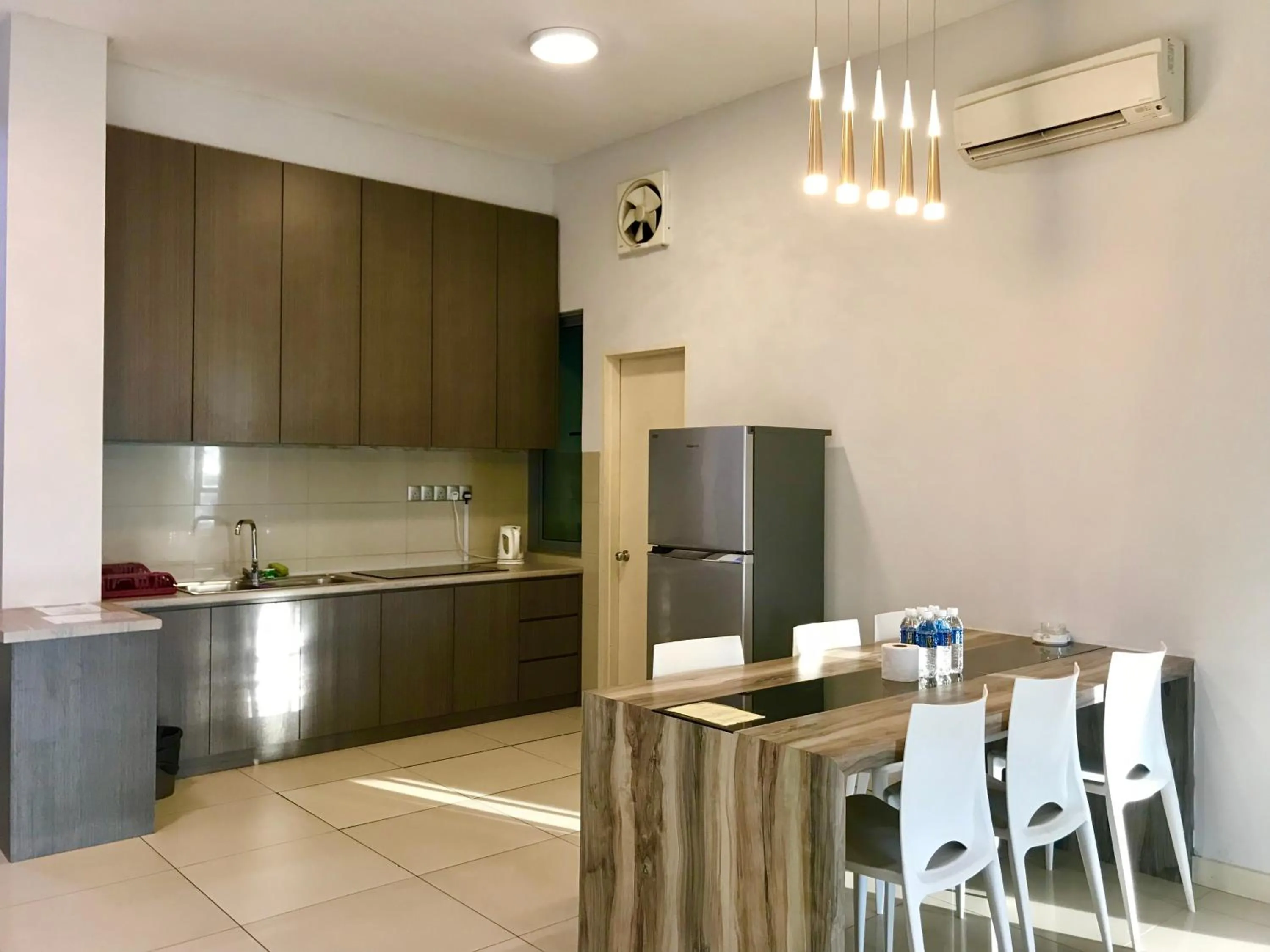 Kitchen or kitchenette in Sunset Seaview Vacation Condos @ IMAGO Shopping Mall