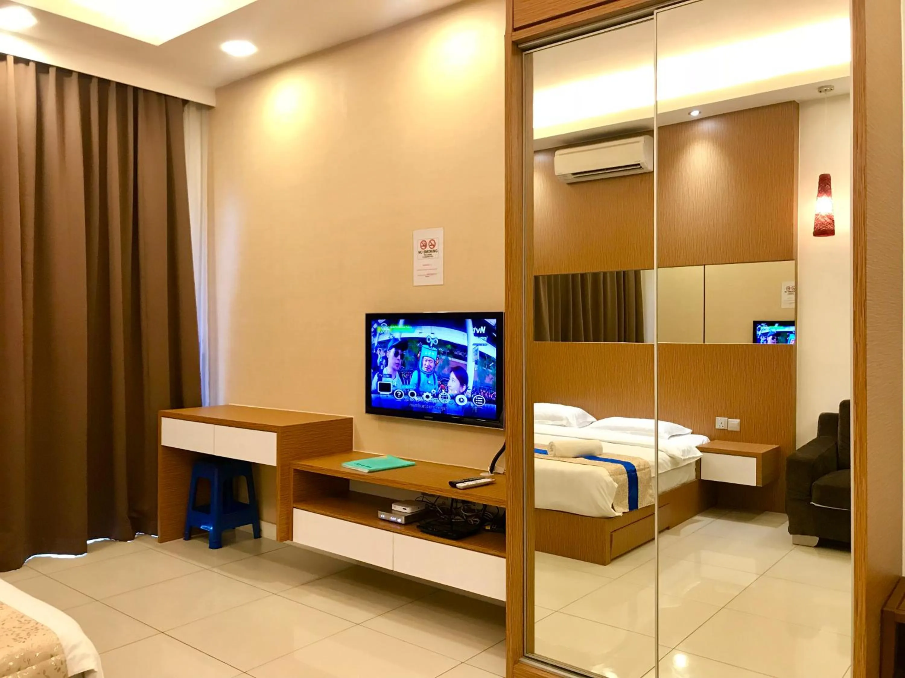 TV and multimedia, Bed in Sunset Seaview Vacation Condos @ IMAGO Shopping Mall