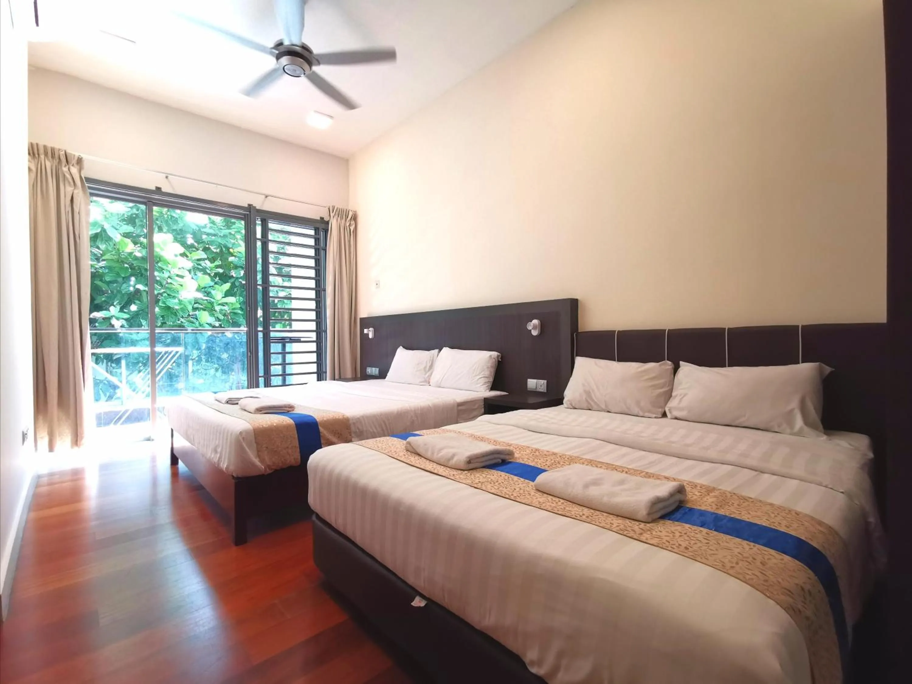 Bed in Sunset Seaview Vacation Condos @ IMAGO Shopping Mall