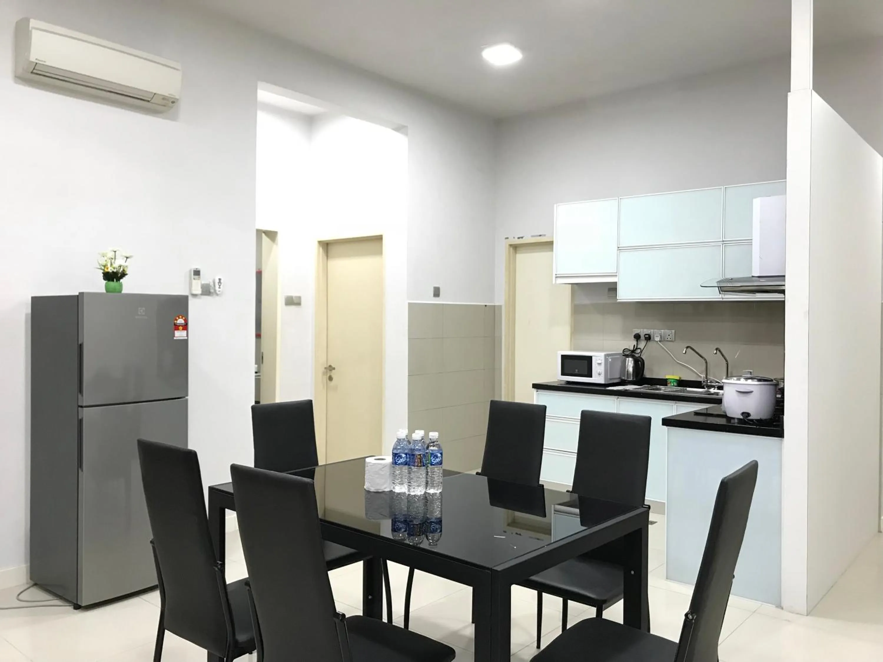 Kitchen or kitchenette in Sunset Seaview Vacation Condos @ IMAGO Shopping Mall