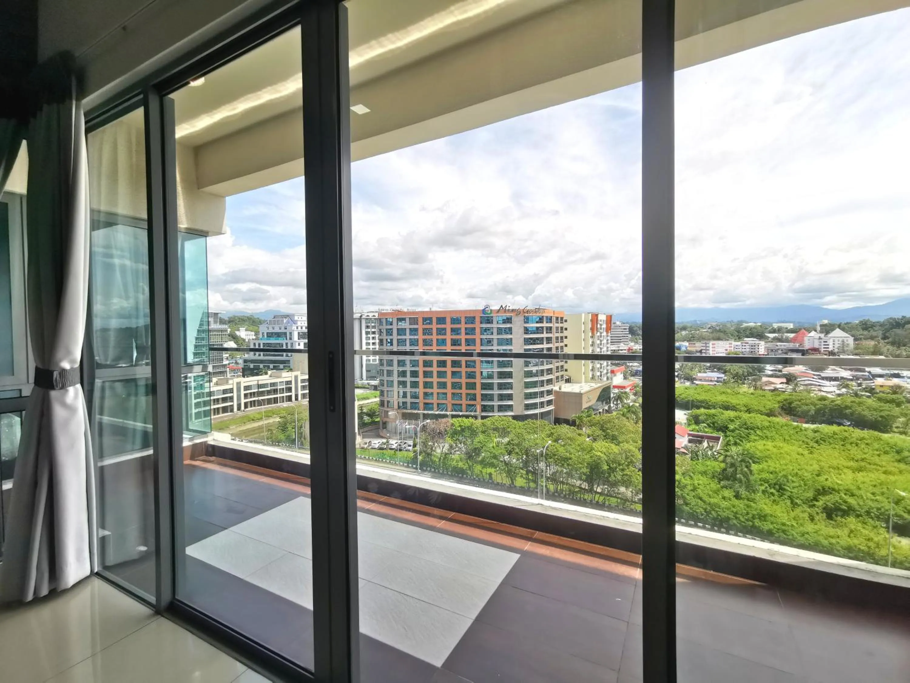 Day in Sunset Seaview Vacation Condos @ IMAGO Shopping Mall