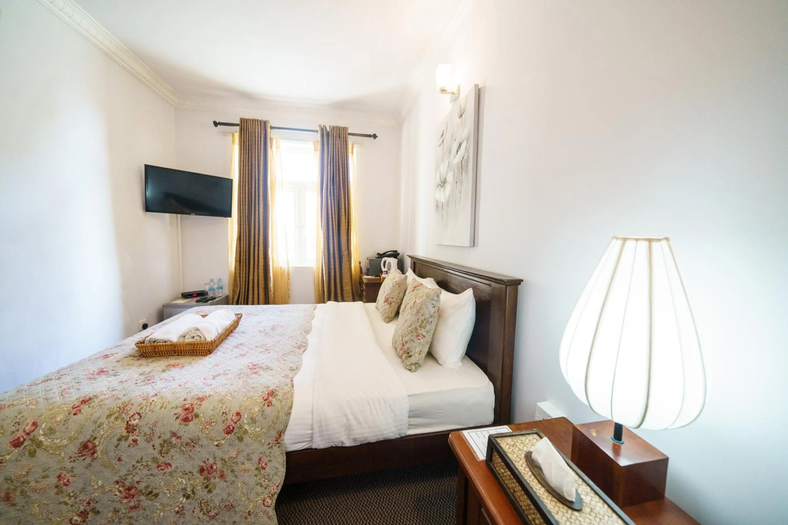 Photo of the whole room in Little England by Celeste