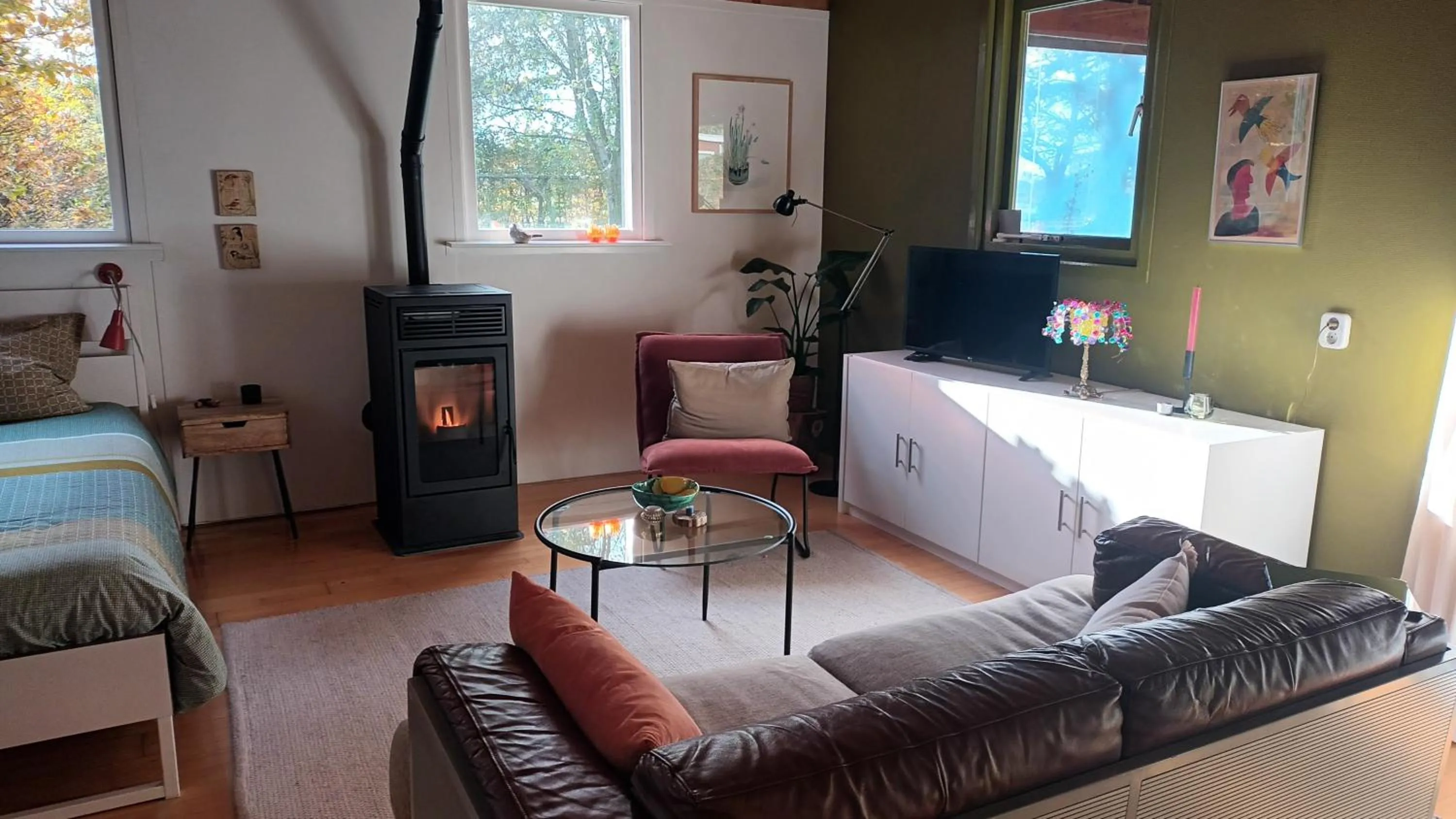 Seating area, Bed in B&B Houtstee