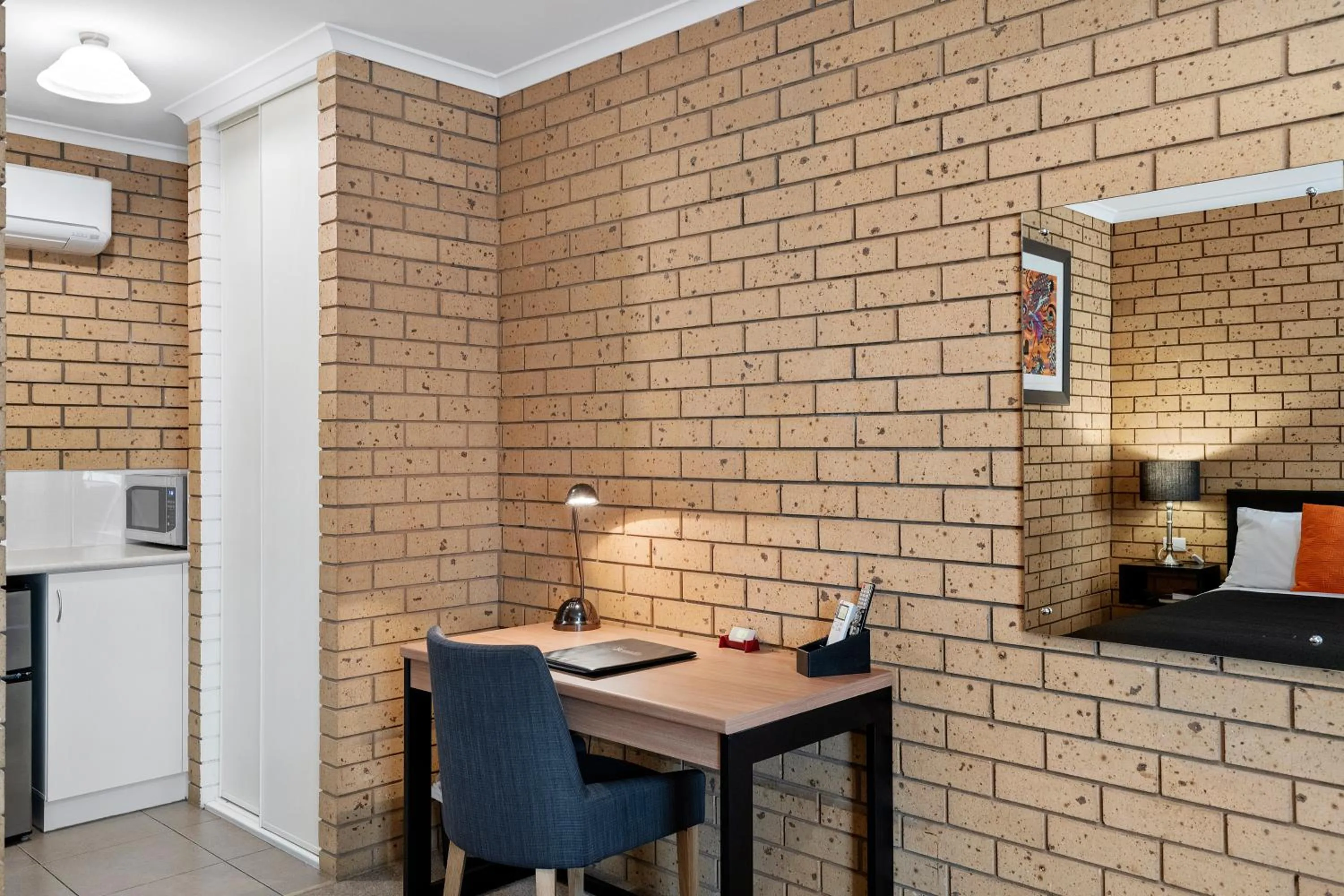 Bedroom in Avondel Motor Inn