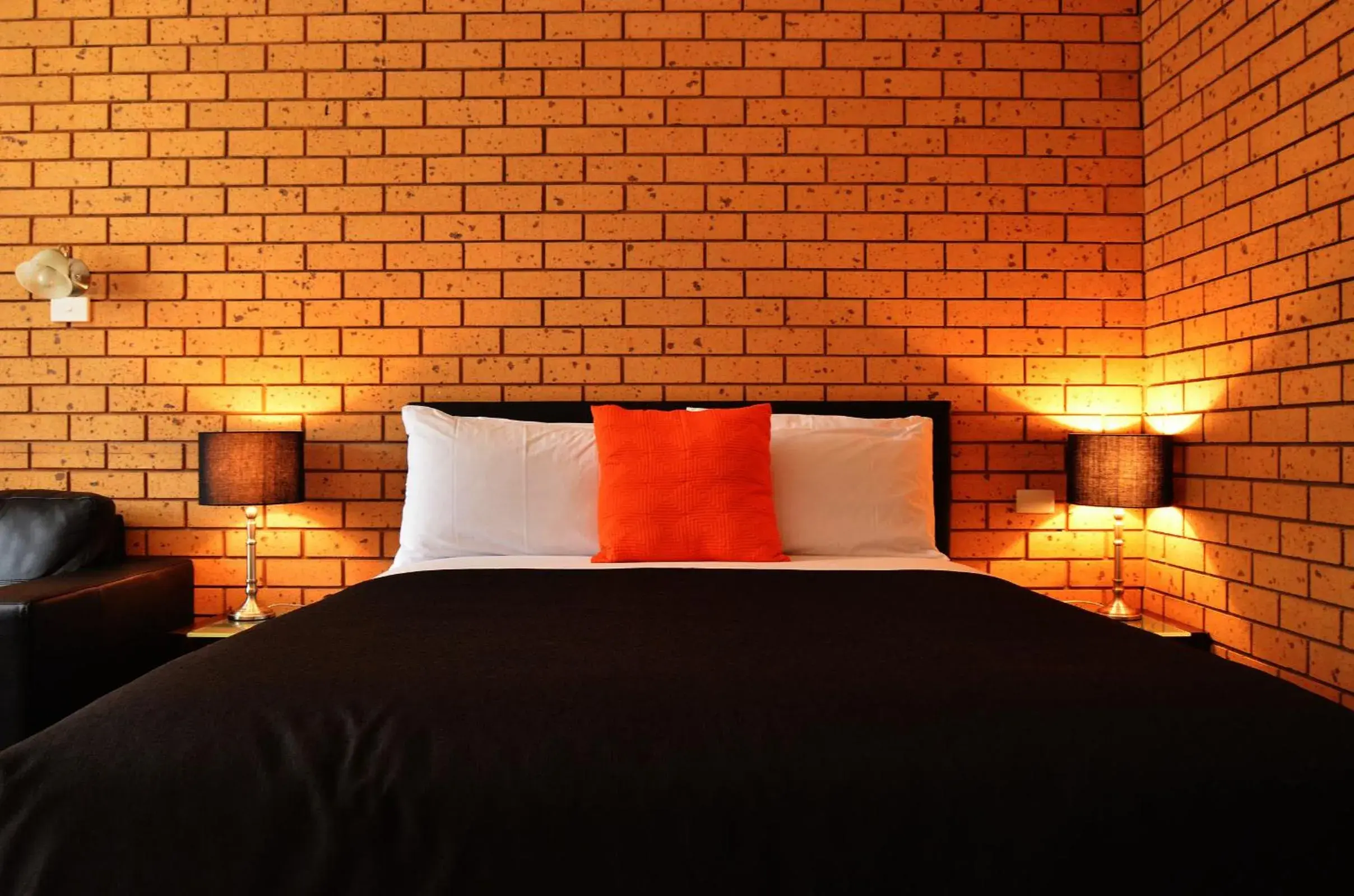 Deluxe Queen Suite in Avondel Motor Inn Deluxe Queen Suite in Avondel Motor Inn