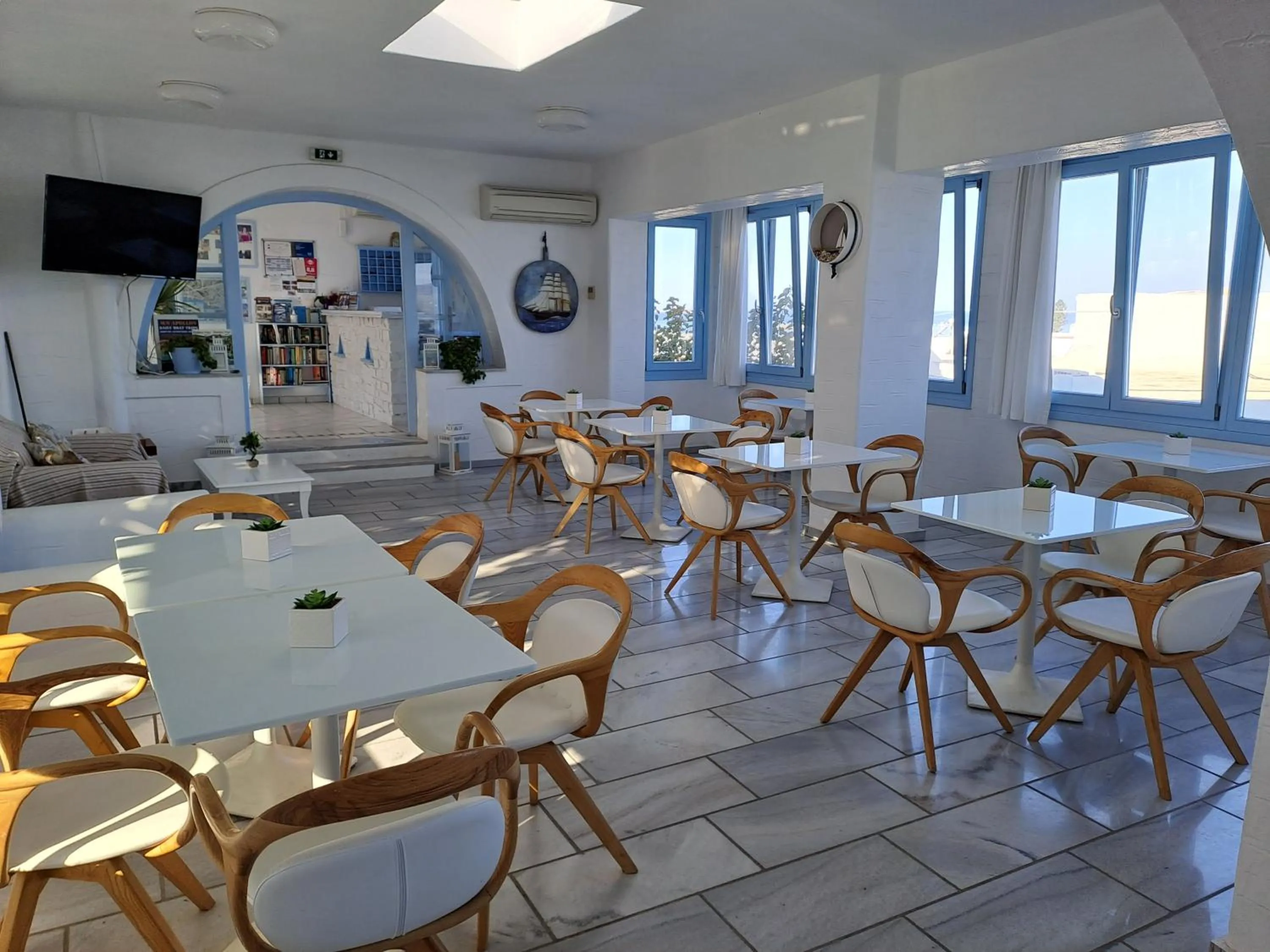 Restaurant/places to eat in Stratos Apartments & Studios