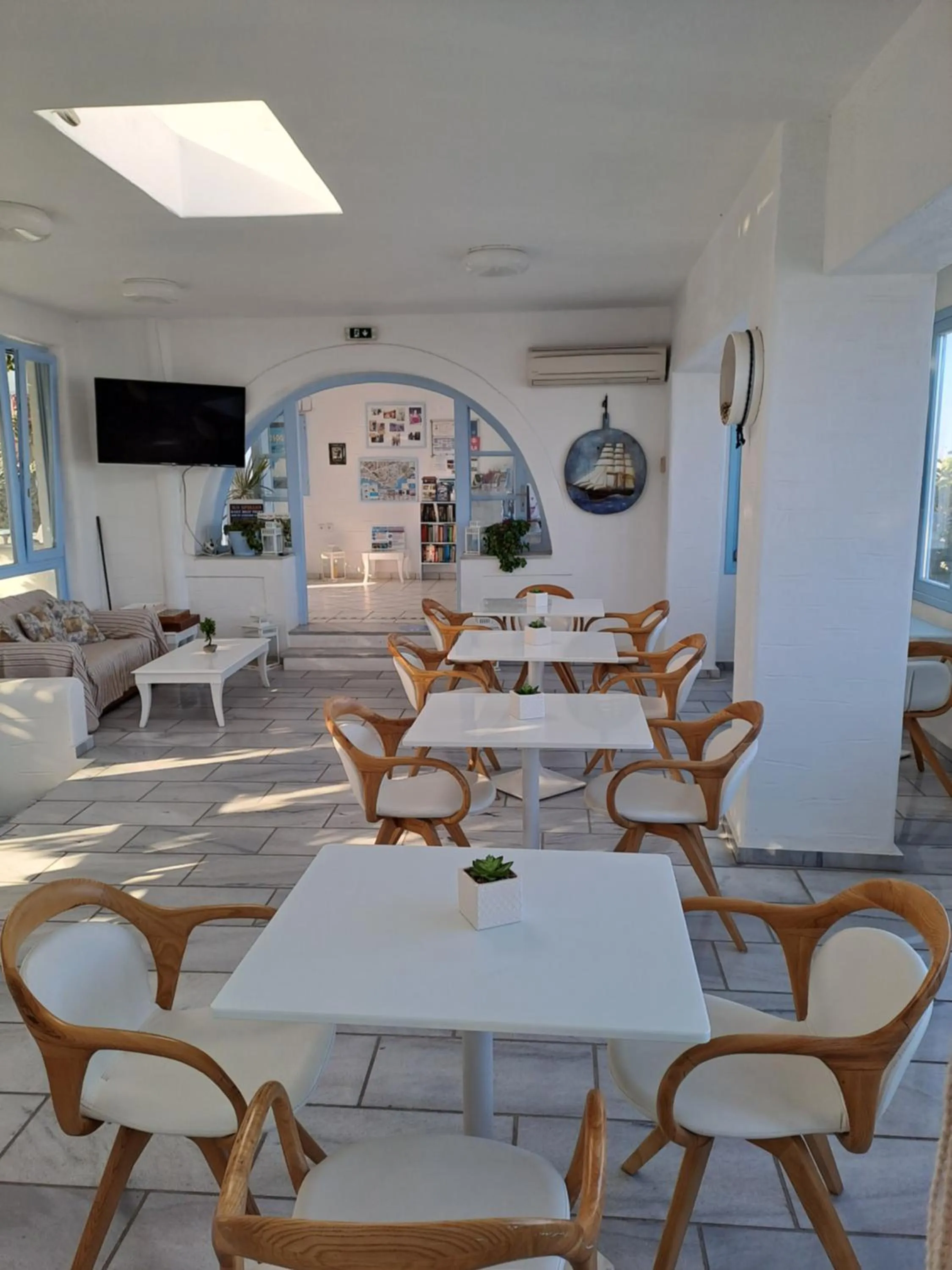 Restaurant/places to eat in Stratos Apartments & Studios