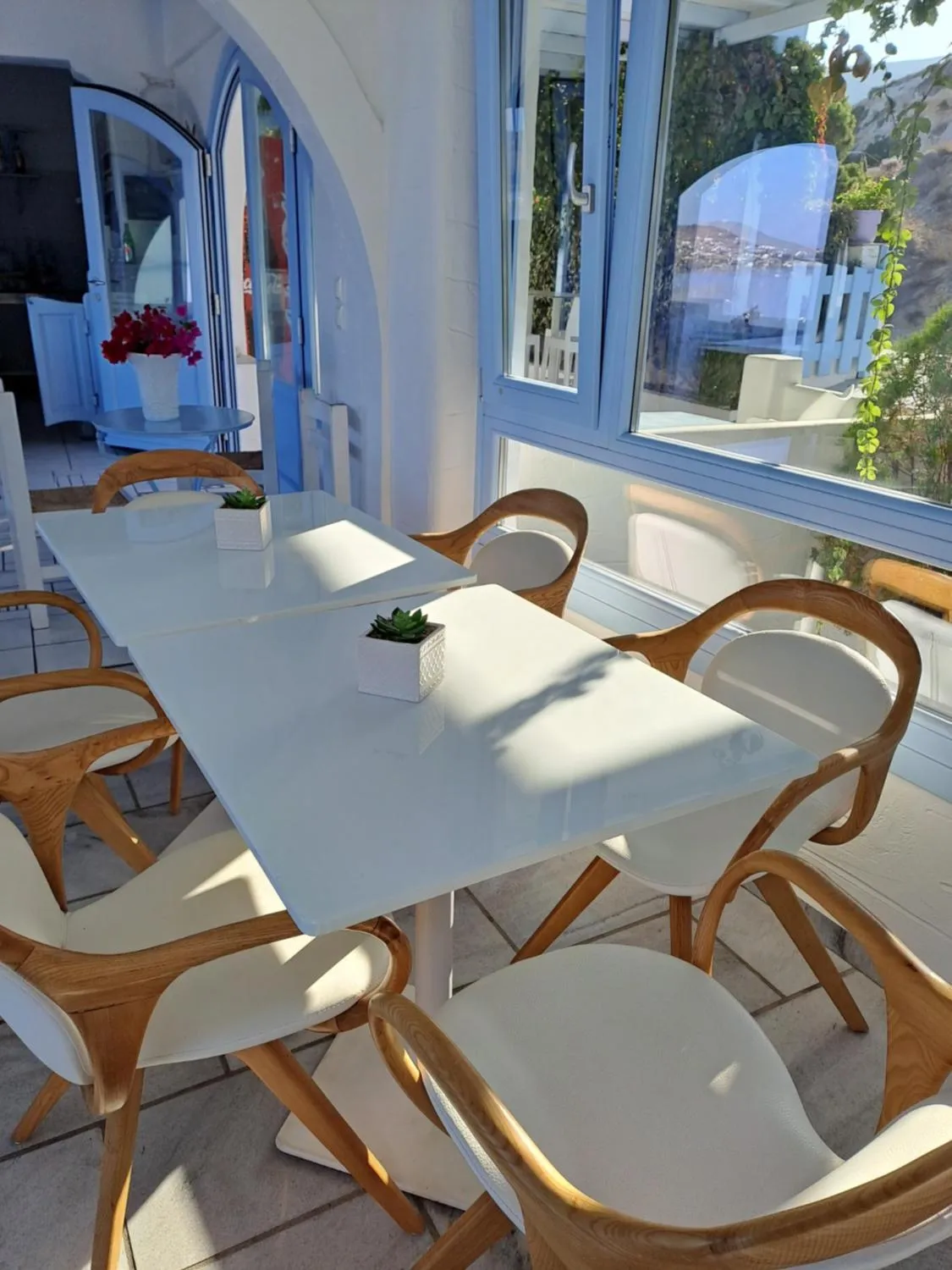 Restaurant/places to eat in Stratos Apartments & Studios