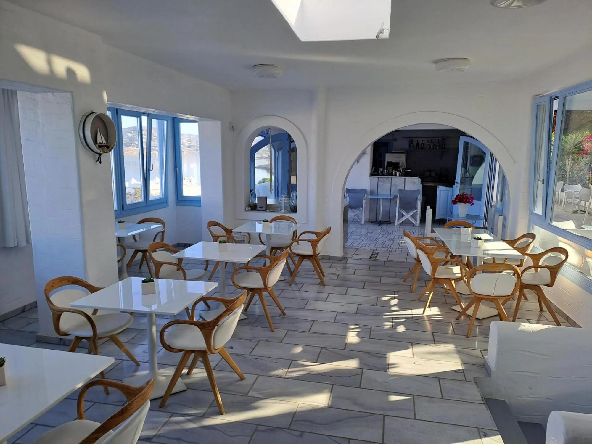 Restaurant/places to eat in Stratos Apartments & Studios