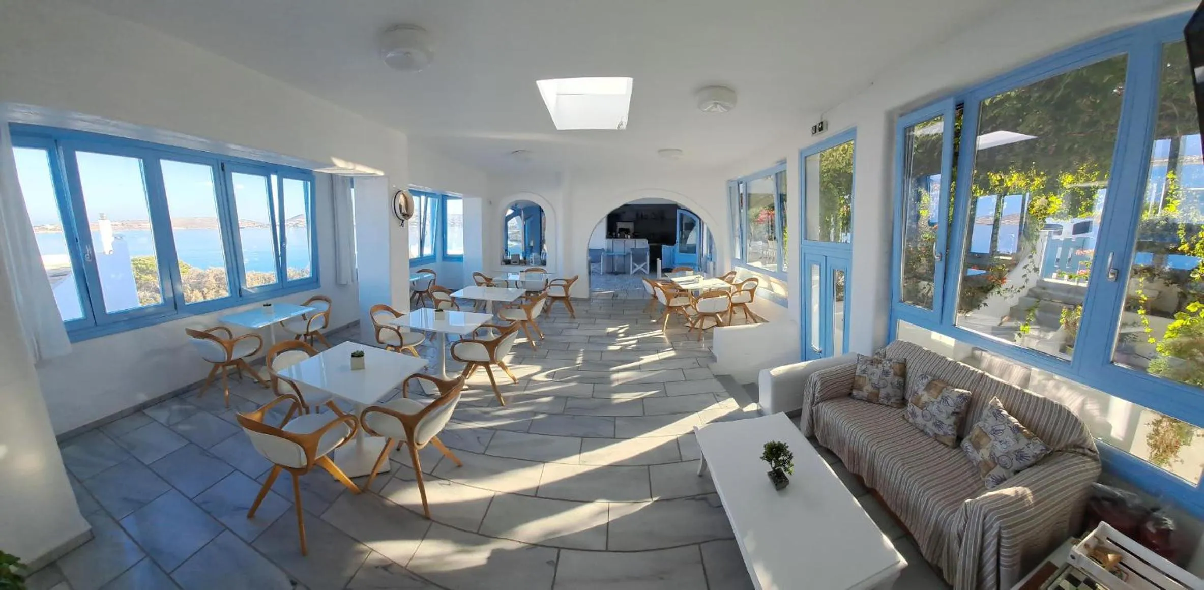 Restaurant/places to eat in Stratos Apartments & Studios