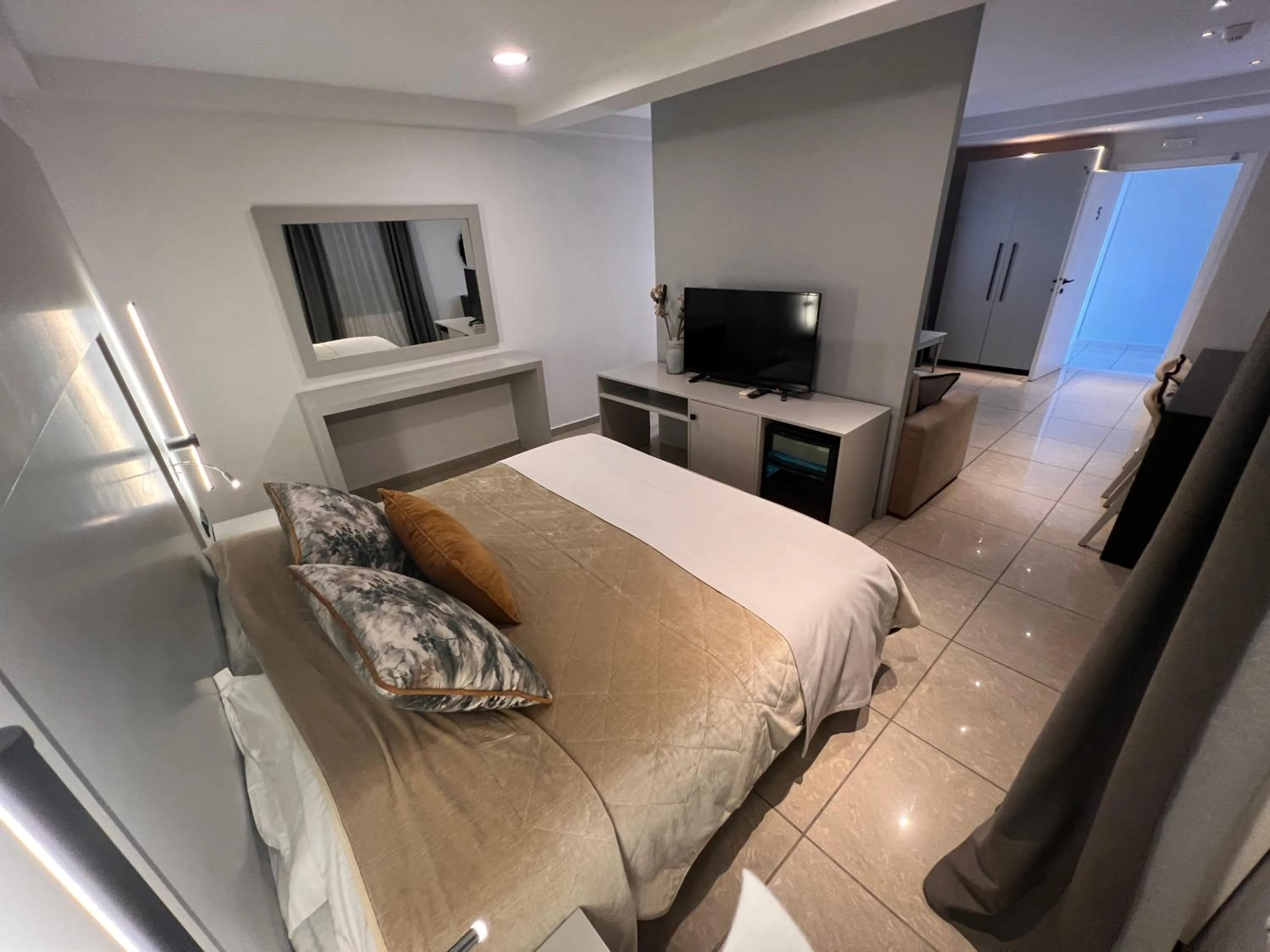 Bed in Theoxenia Caldera Hotel