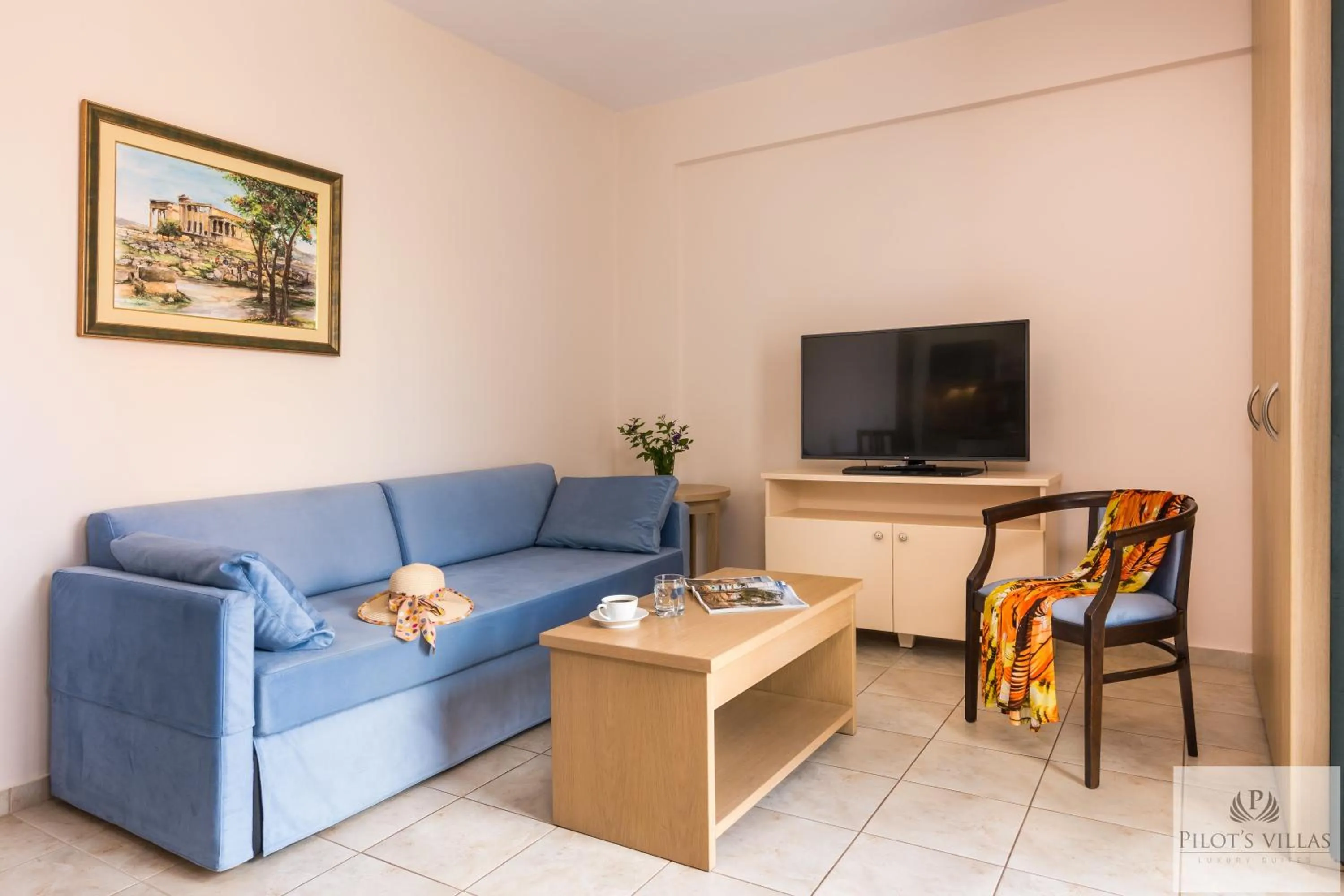 Communal lounge/ TV room in Pilot's Villas Luxury Suites