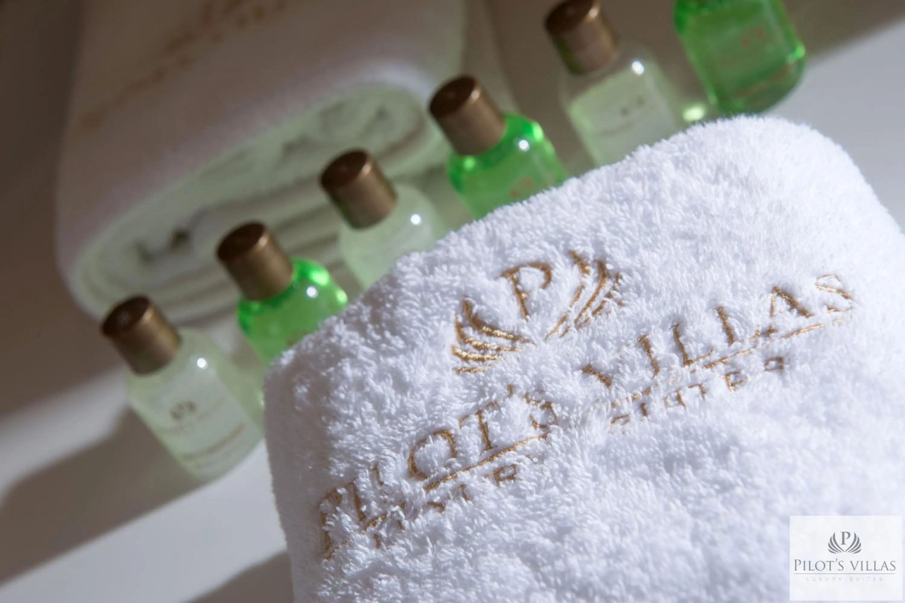 Logo/Certificate/Sign in Pilot's Villas Luxury Suites