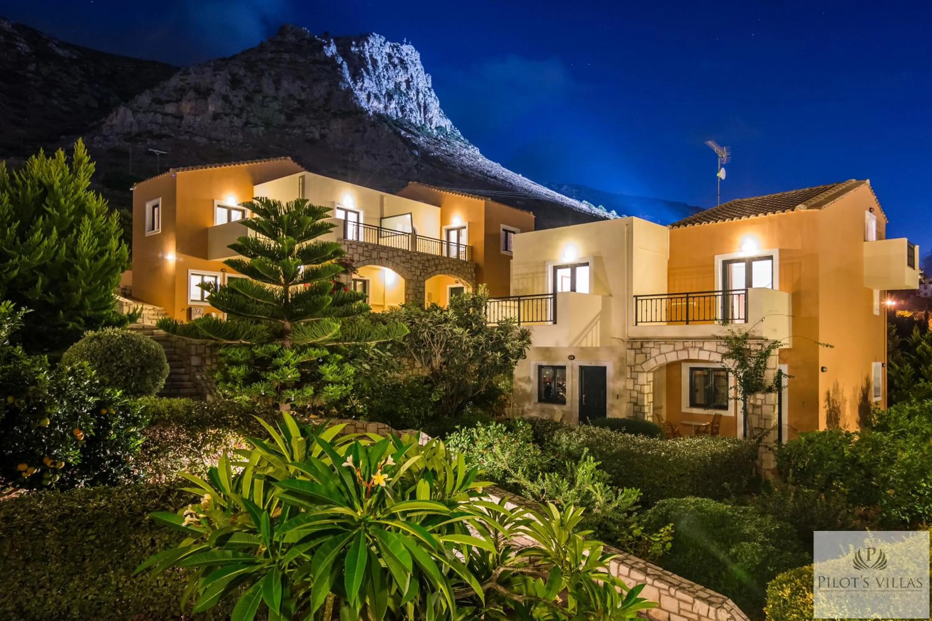 Property building in Pilot's Villas Luxury Suites