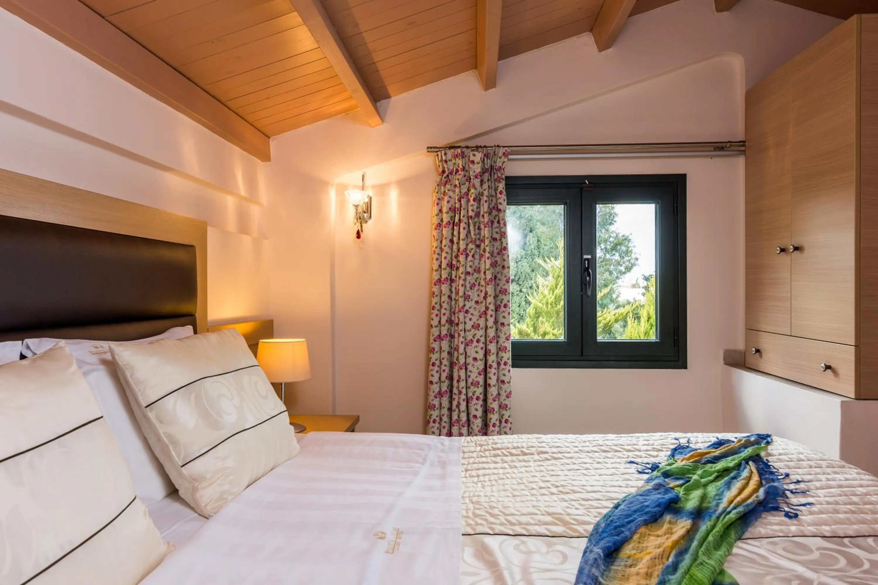 Bedroom, Bed in Pilot's Villas Luxury Suites