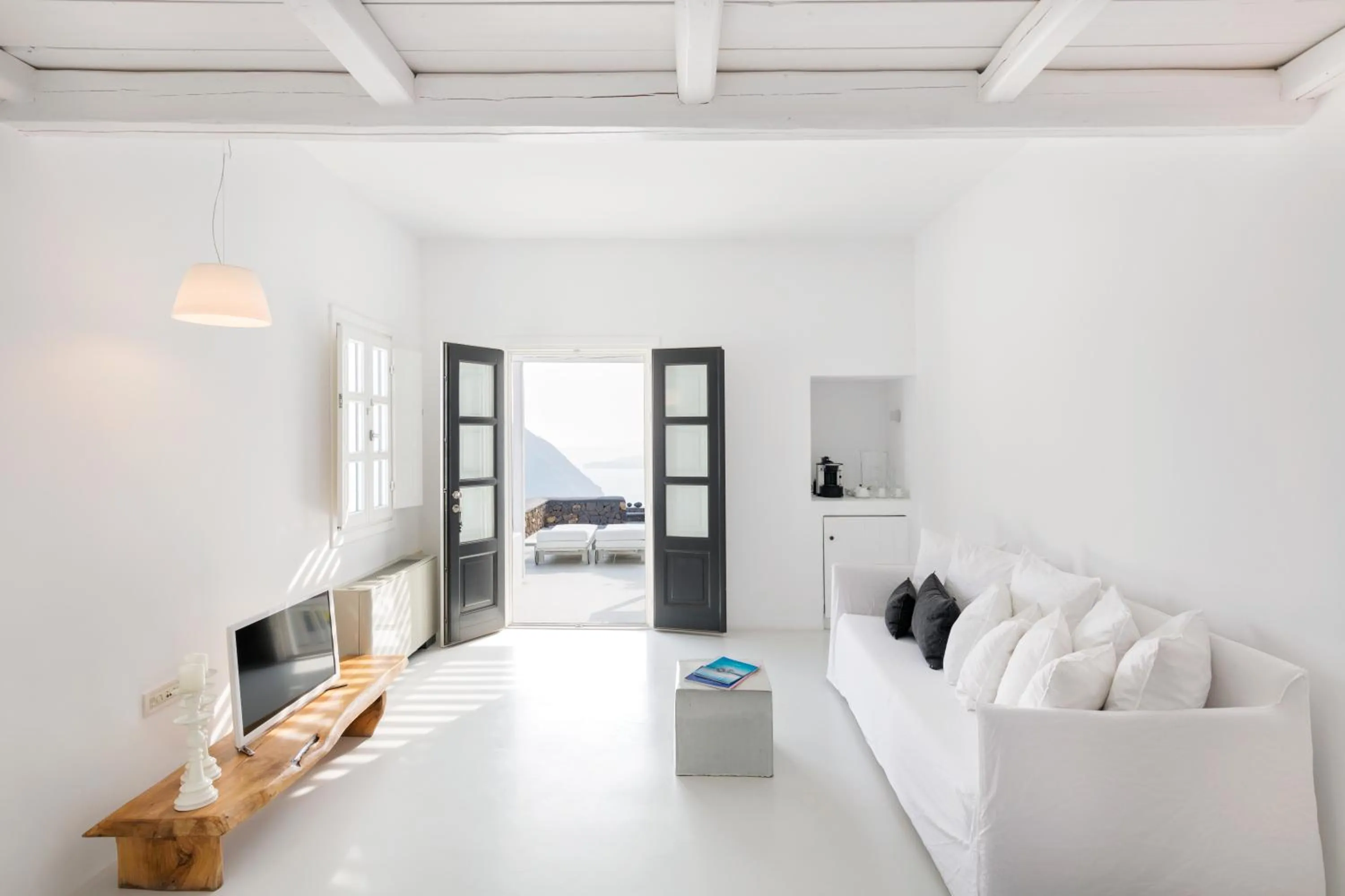 TV and multimedia, Bed in Aenaon Villas