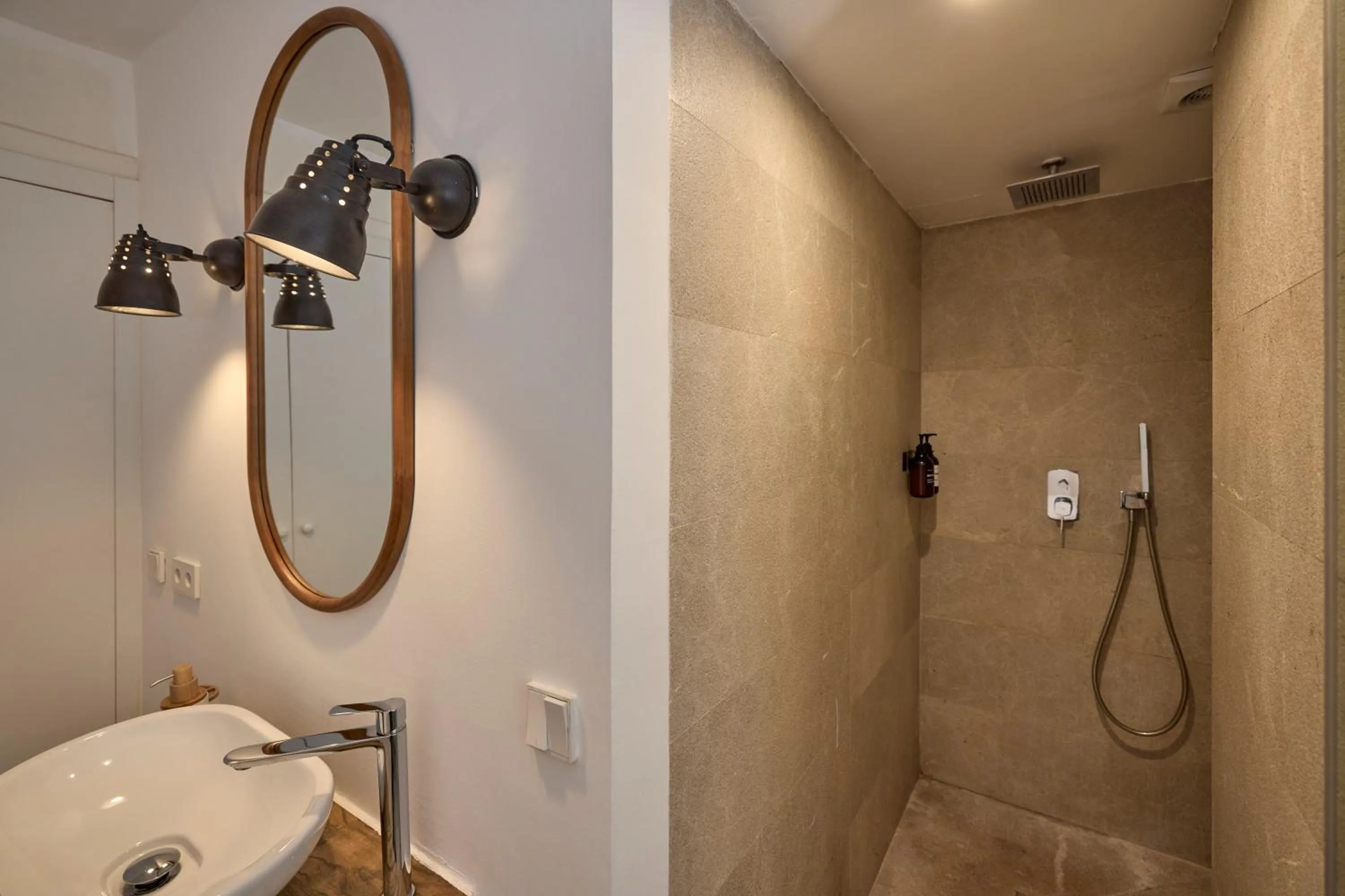 Shower in Can Savella - Turismo de Interior