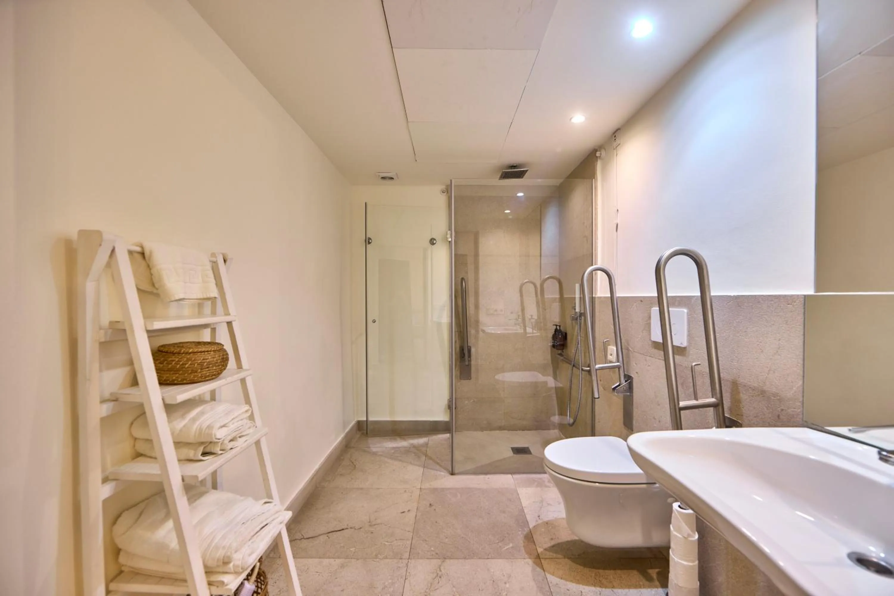 Shower in Can Savella - Turismo de Interior