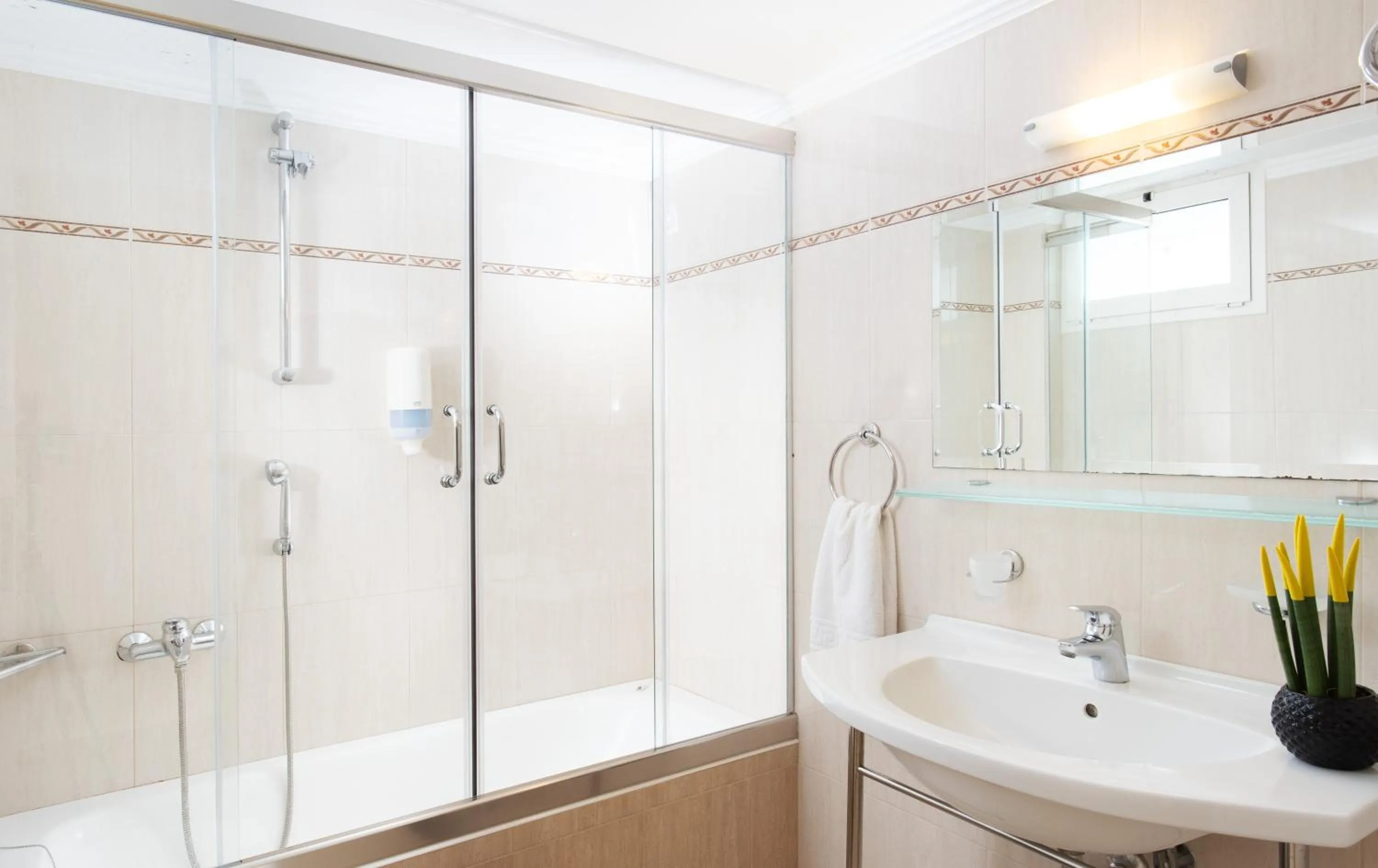 Shower in Pantheon City Hotel