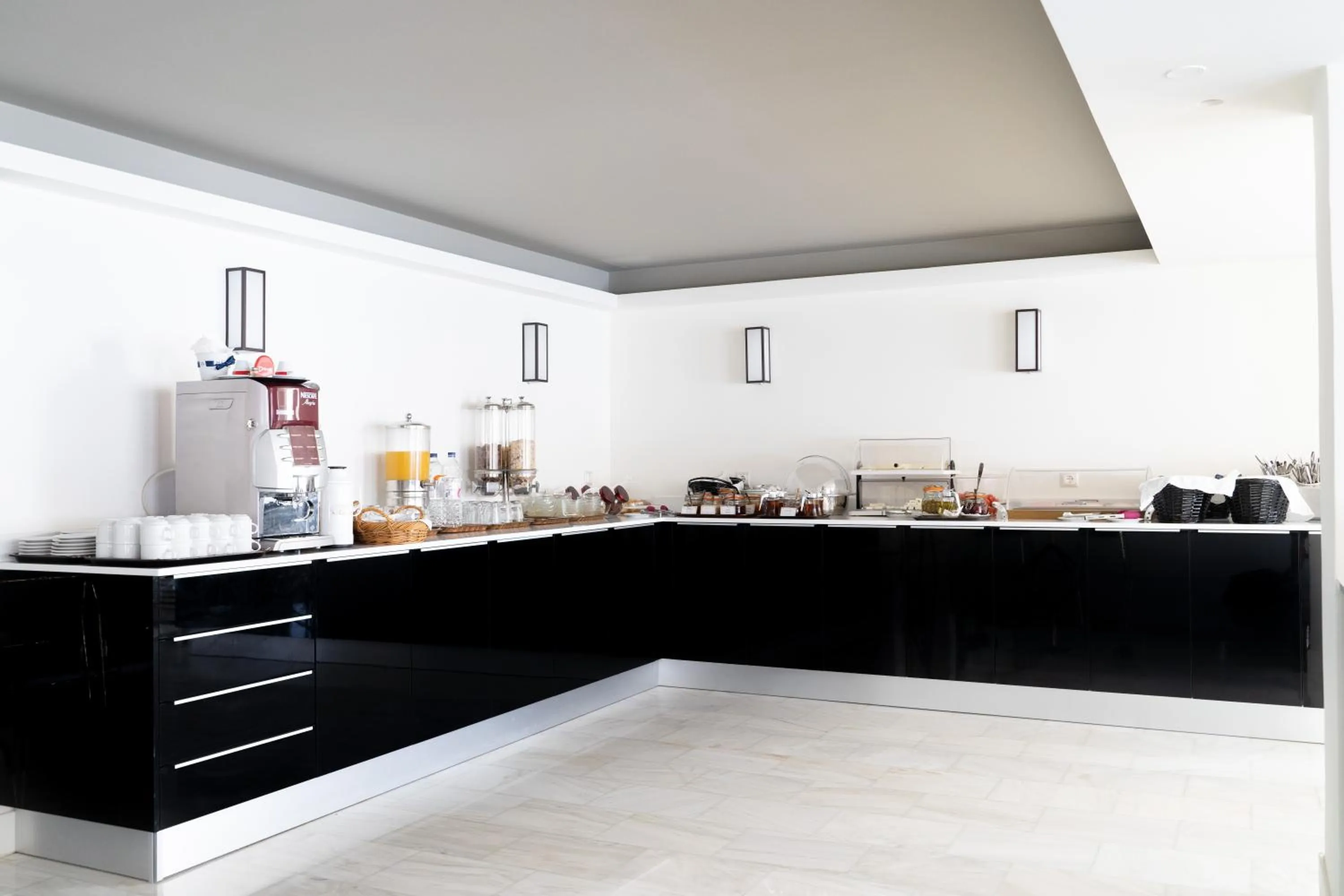 Restaurant/places to eat in Pantheon City Hotel