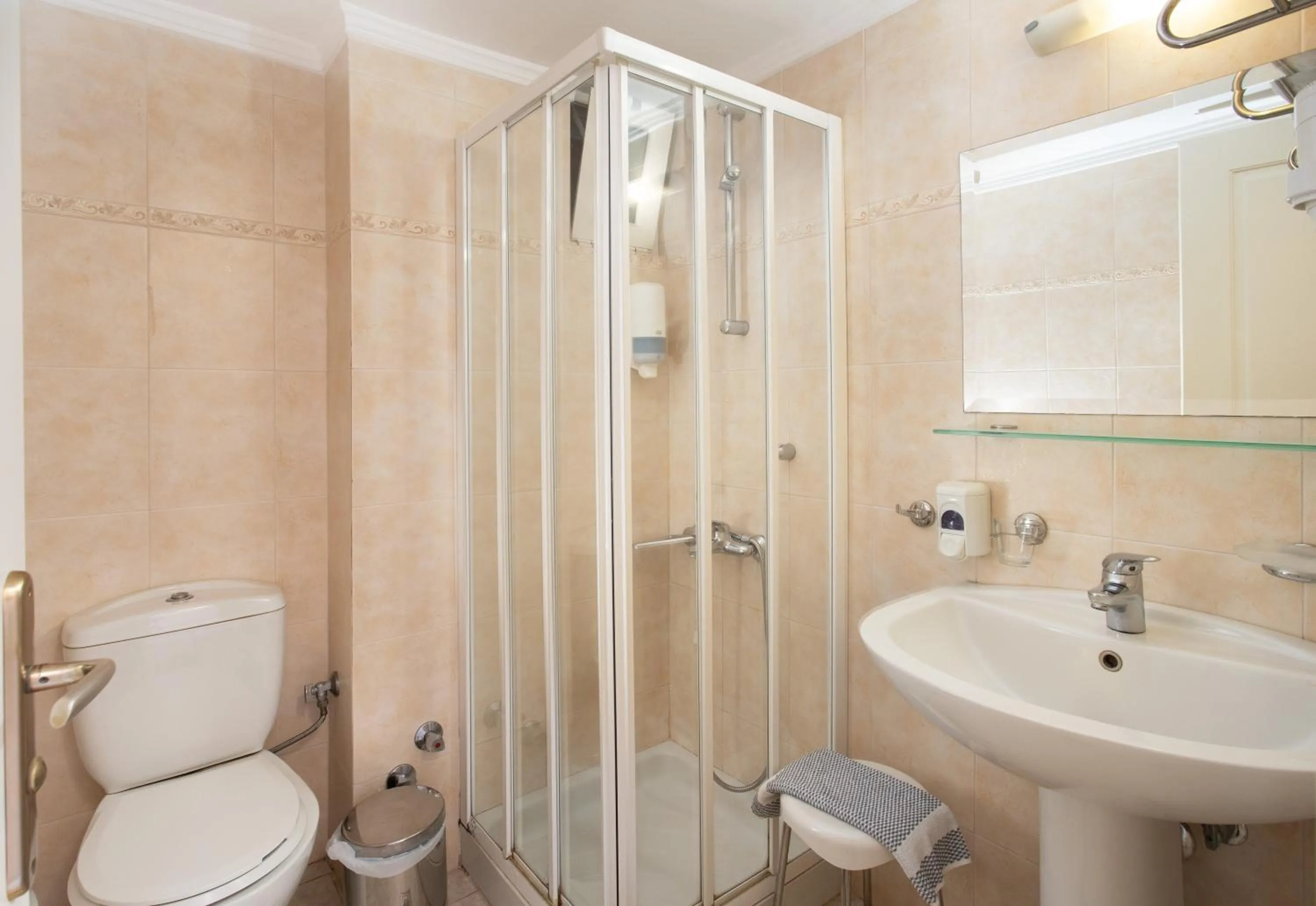 Shower in Pantheon City Hotel