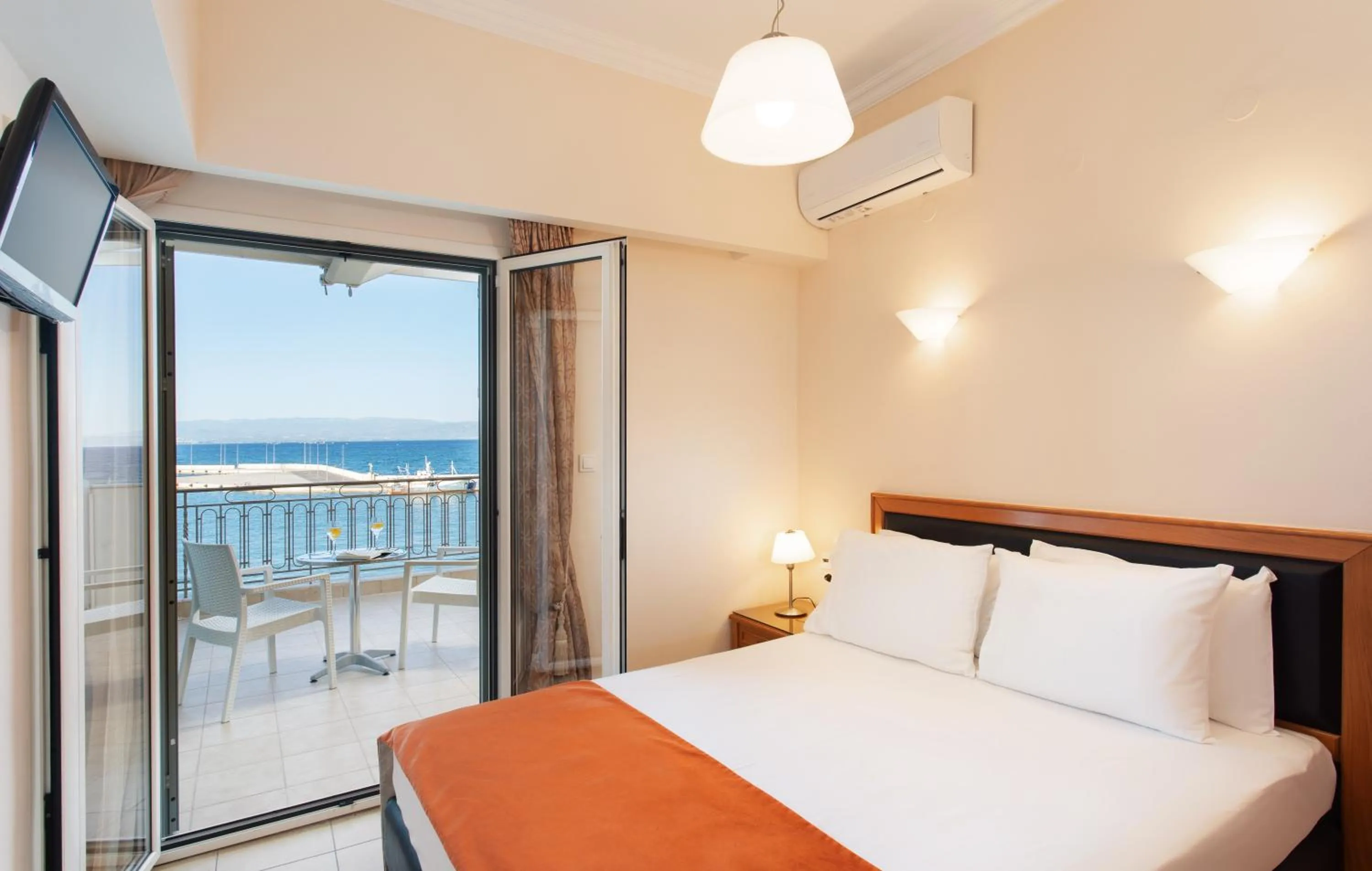 Bed in Pantheon City Hotel