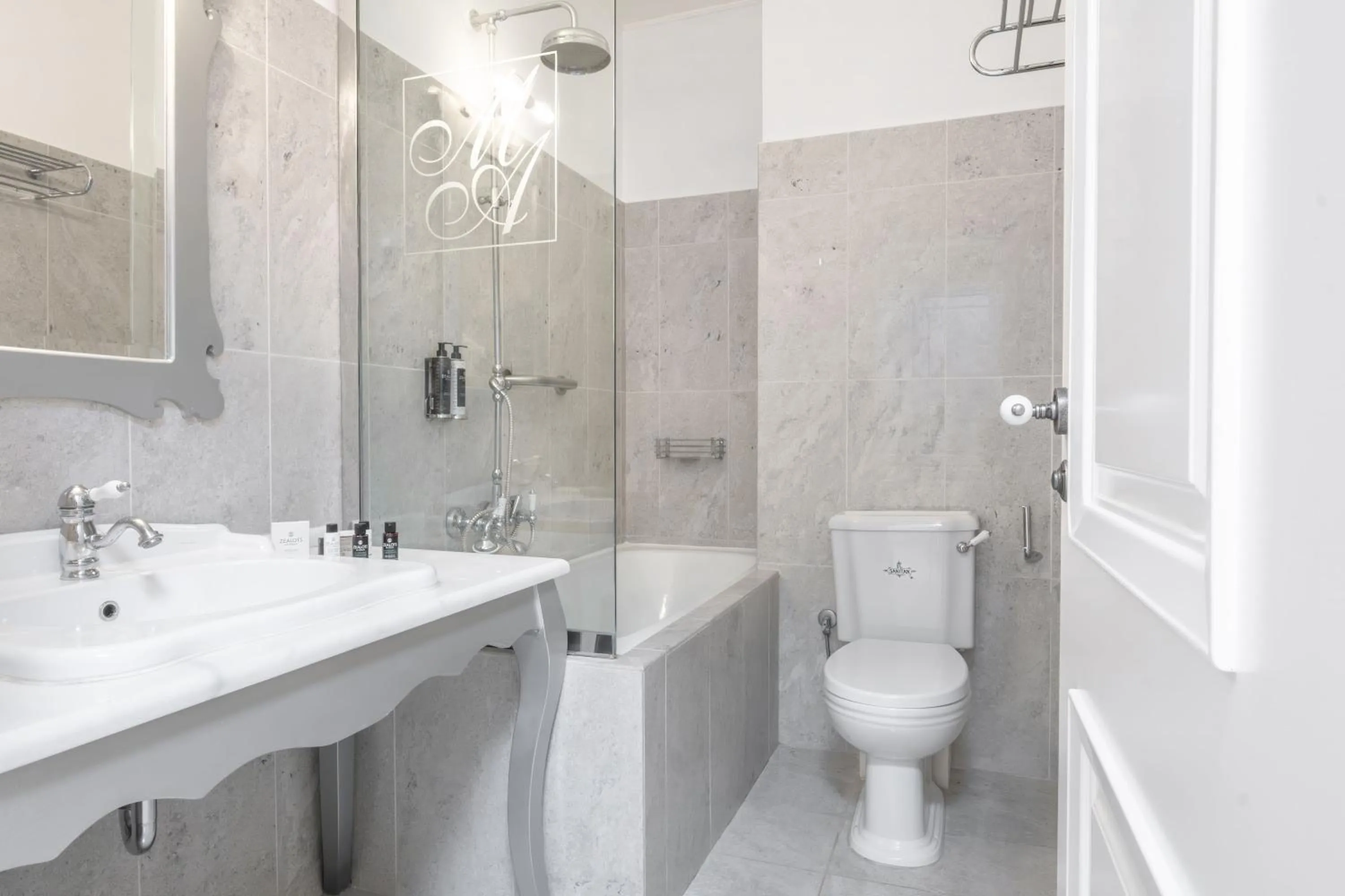 Toilet in Micra Anglia Boutique Hotel & Spa