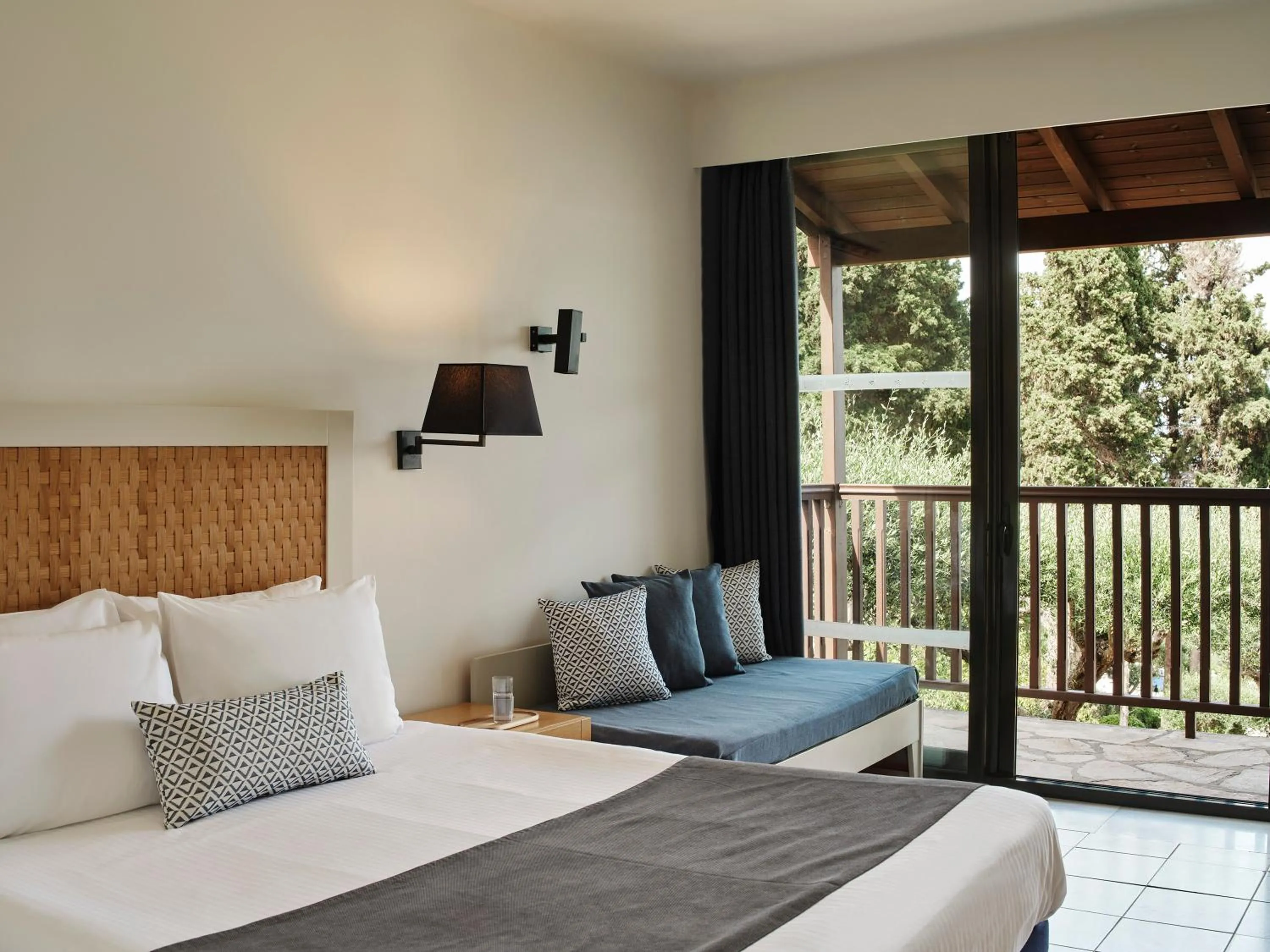 Garden view, Bed in Aeolos Beach Resort