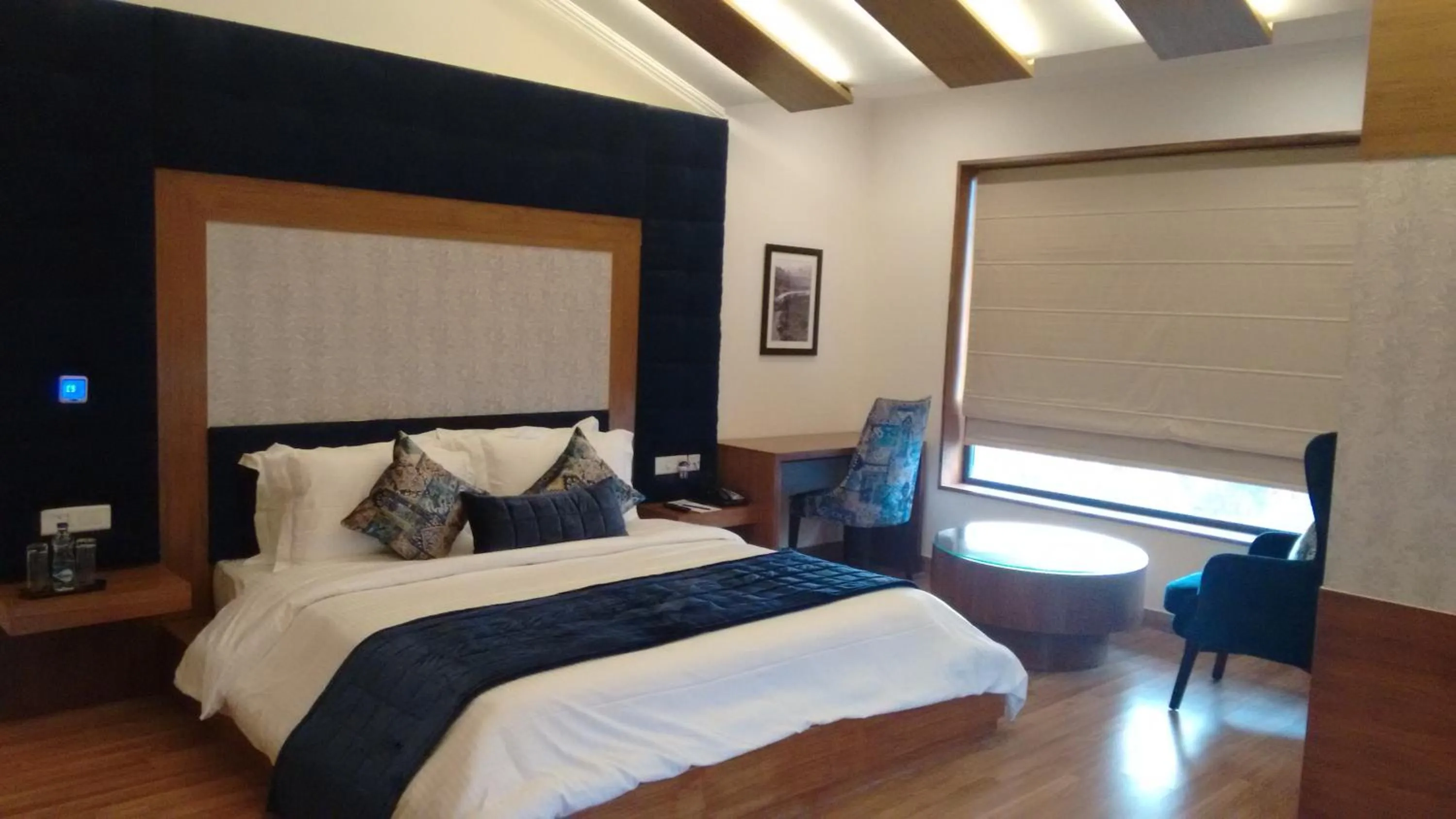 Photo of the whole room, Bed in RS Sarovar Portico