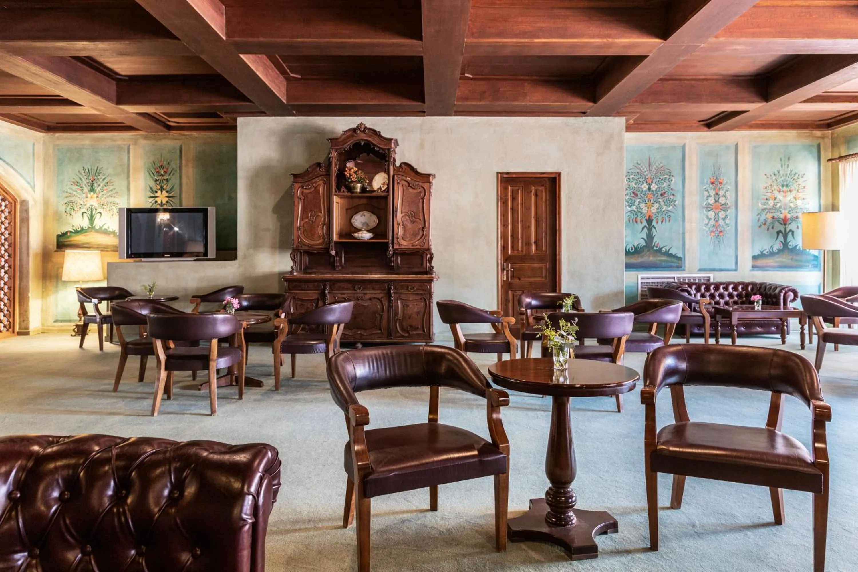 Communal lounge/ TV room in Amalia Hotel Meteora