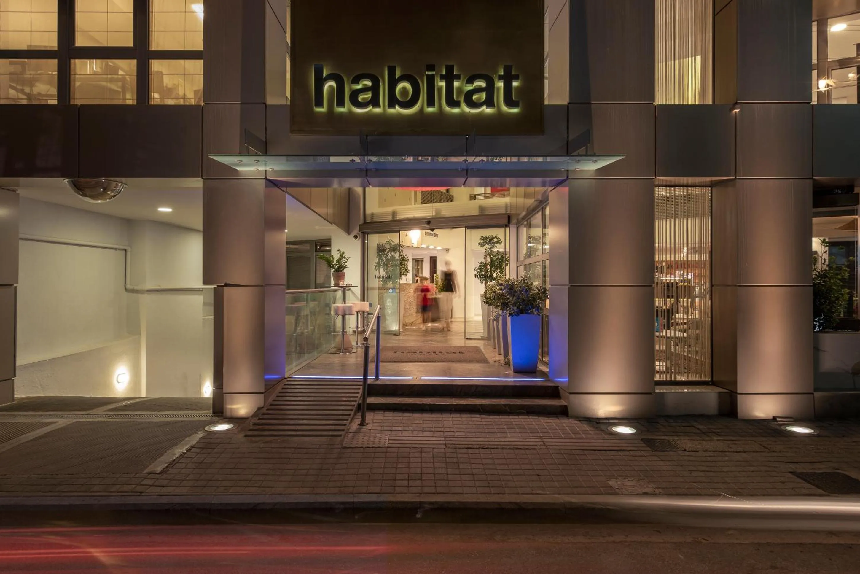 Facade/entrance in Habitat Hotel