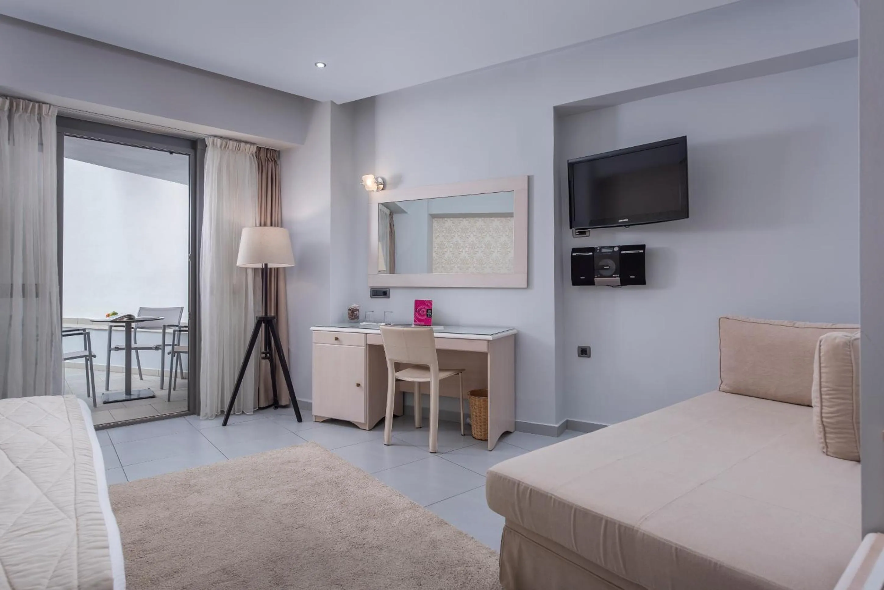 Bedroom, Bed in Habitat Hotel