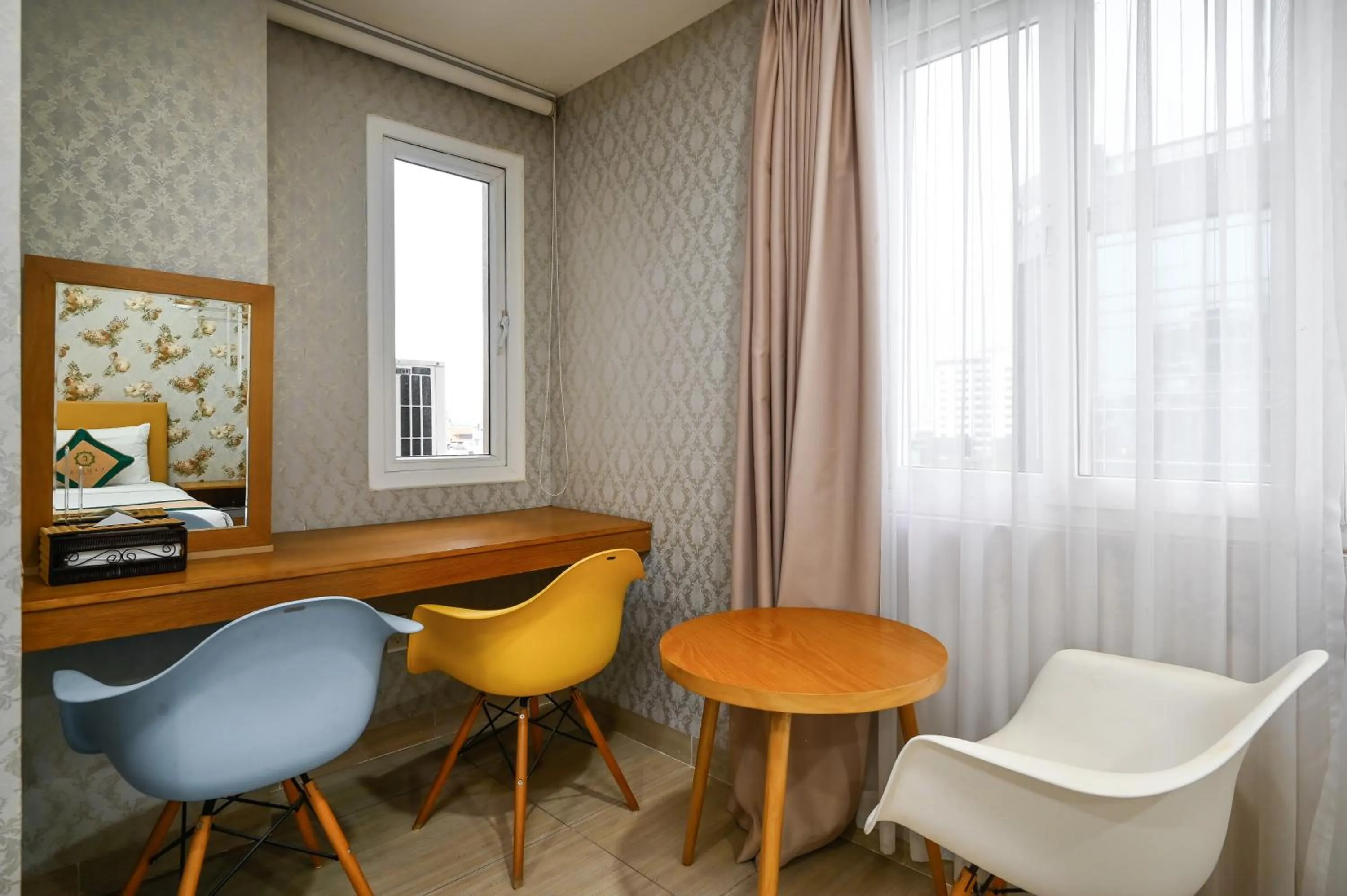 Seating area in Camila Airport Hotel