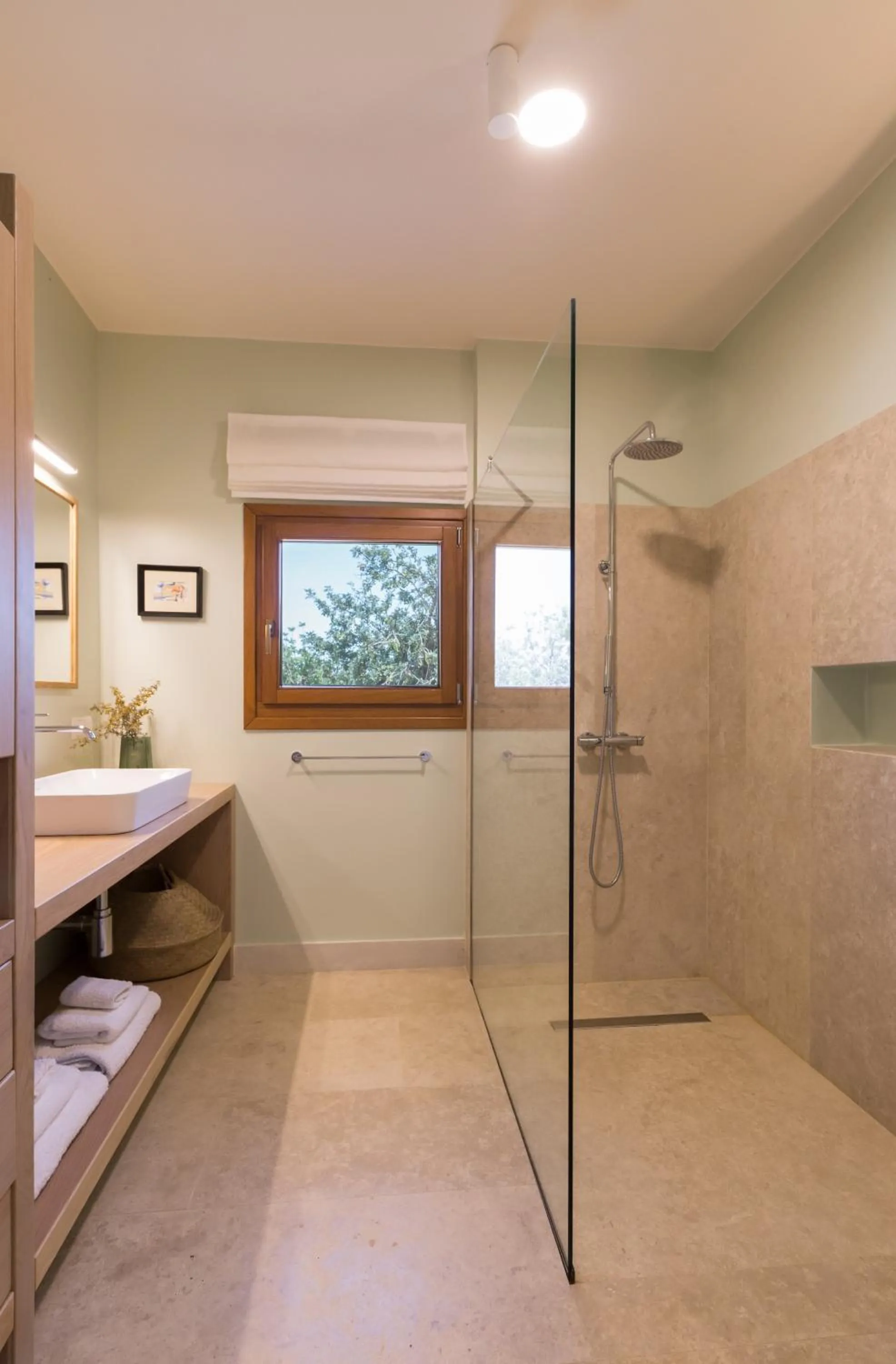 Shower, Bed in Kapsaliana Village Hotel