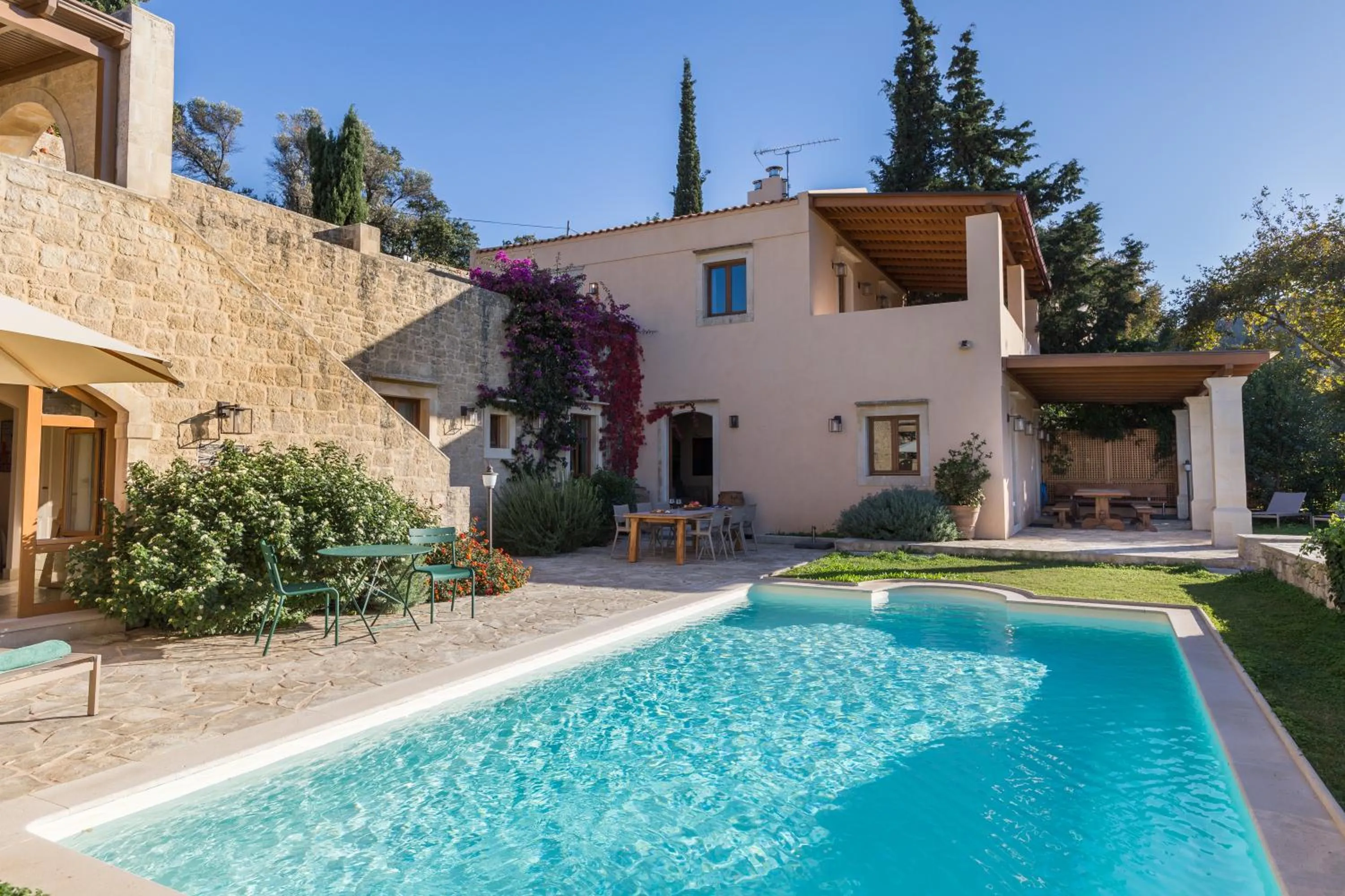 Day in Kapsaliana Village Hotel