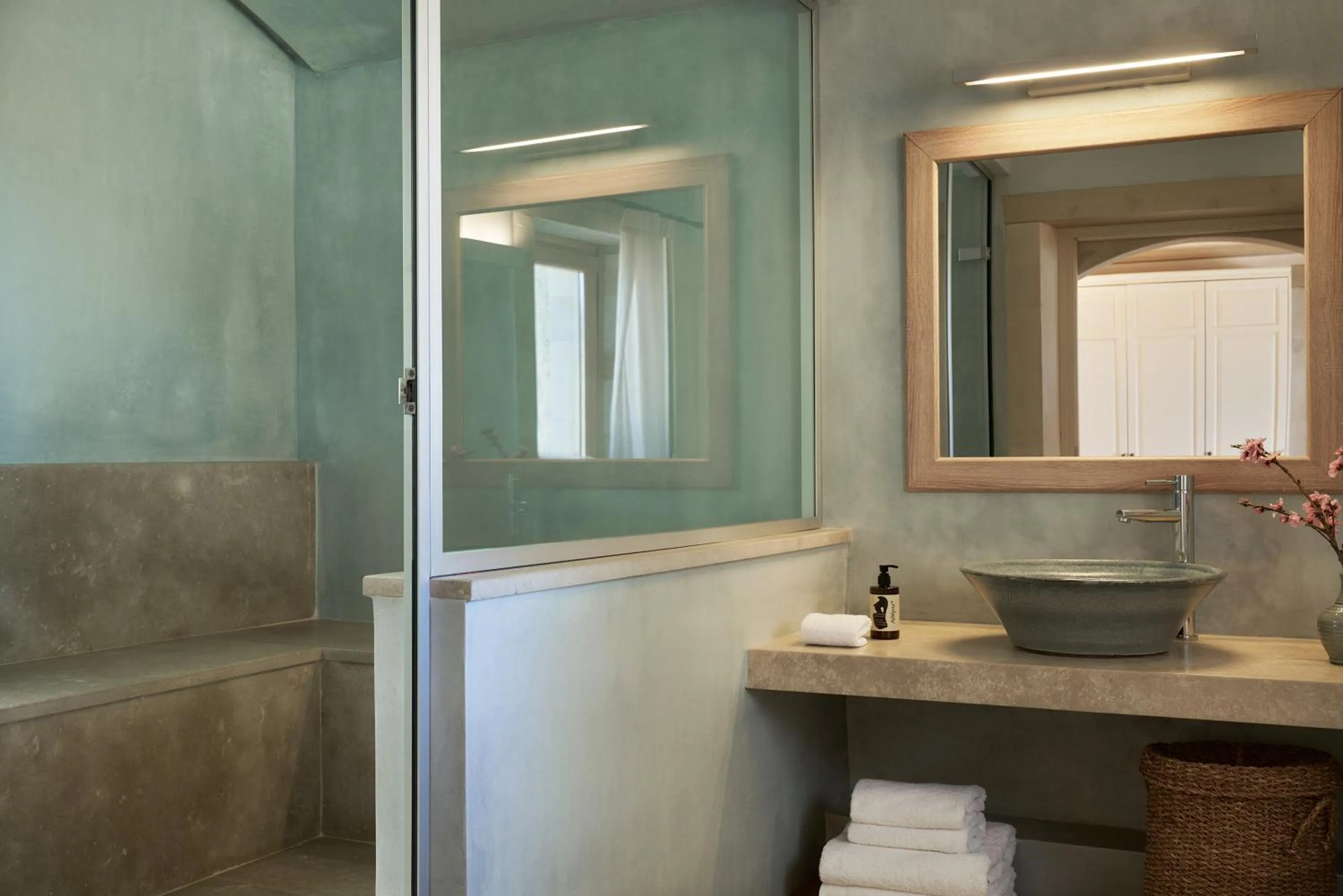 Hot Spring Bath in Kapsaliana Village Hotel