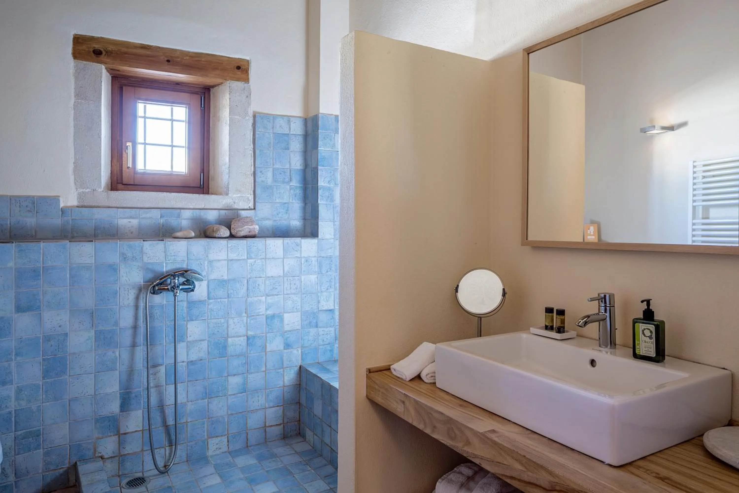 Shower in Kapsaliana Village Hotel