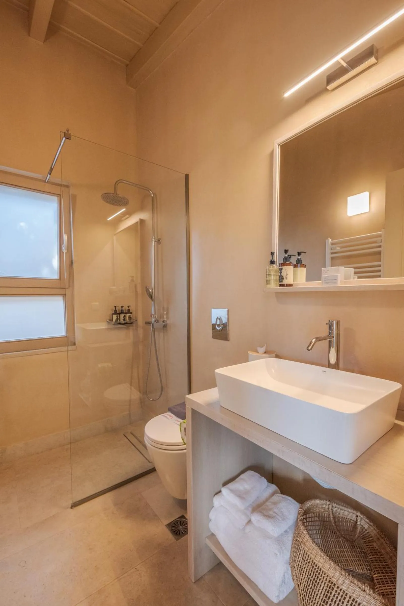 Shower in Kapsaliana Village Hotel