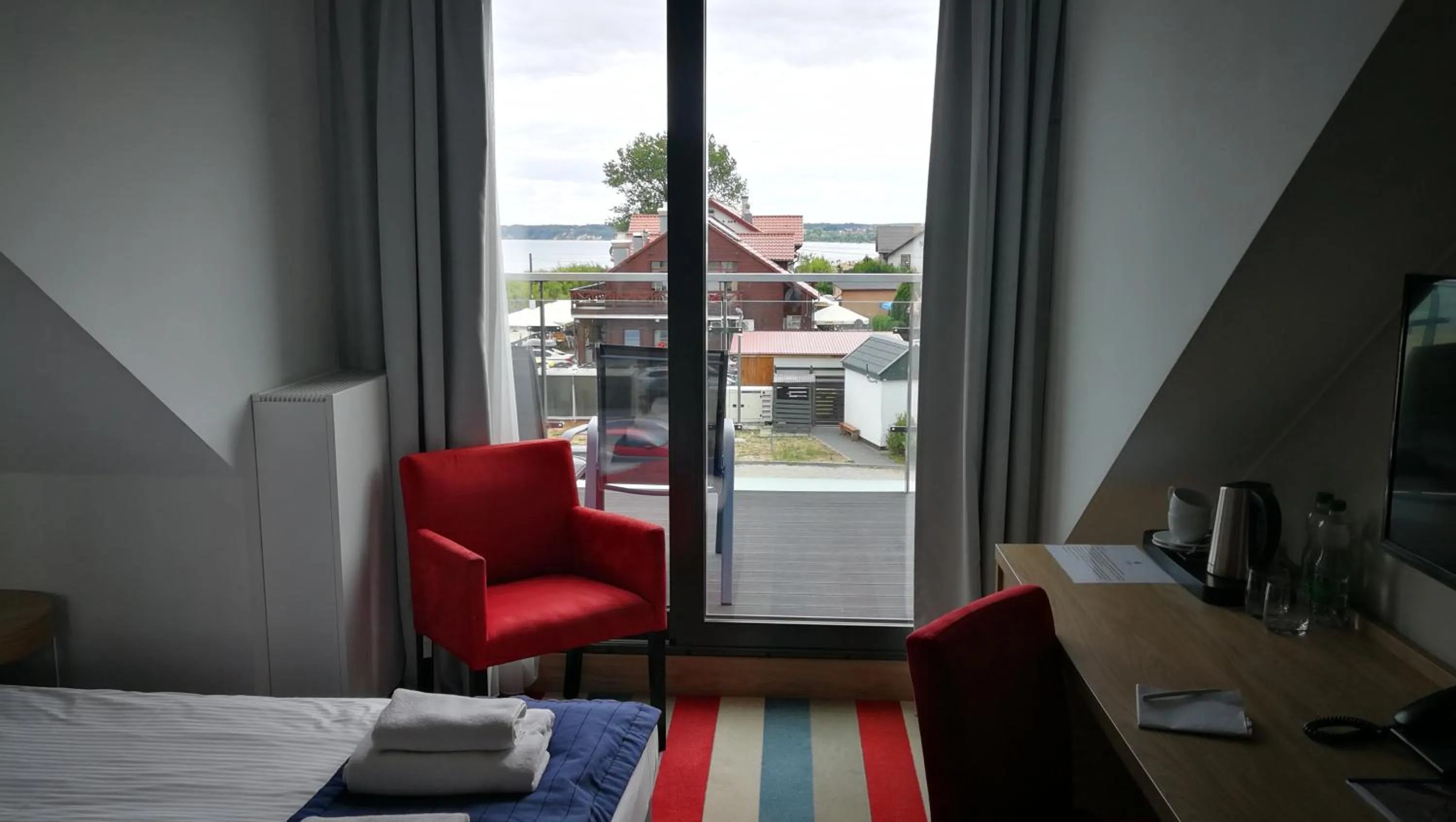 Bathroom, Bed in Hotel Skipper