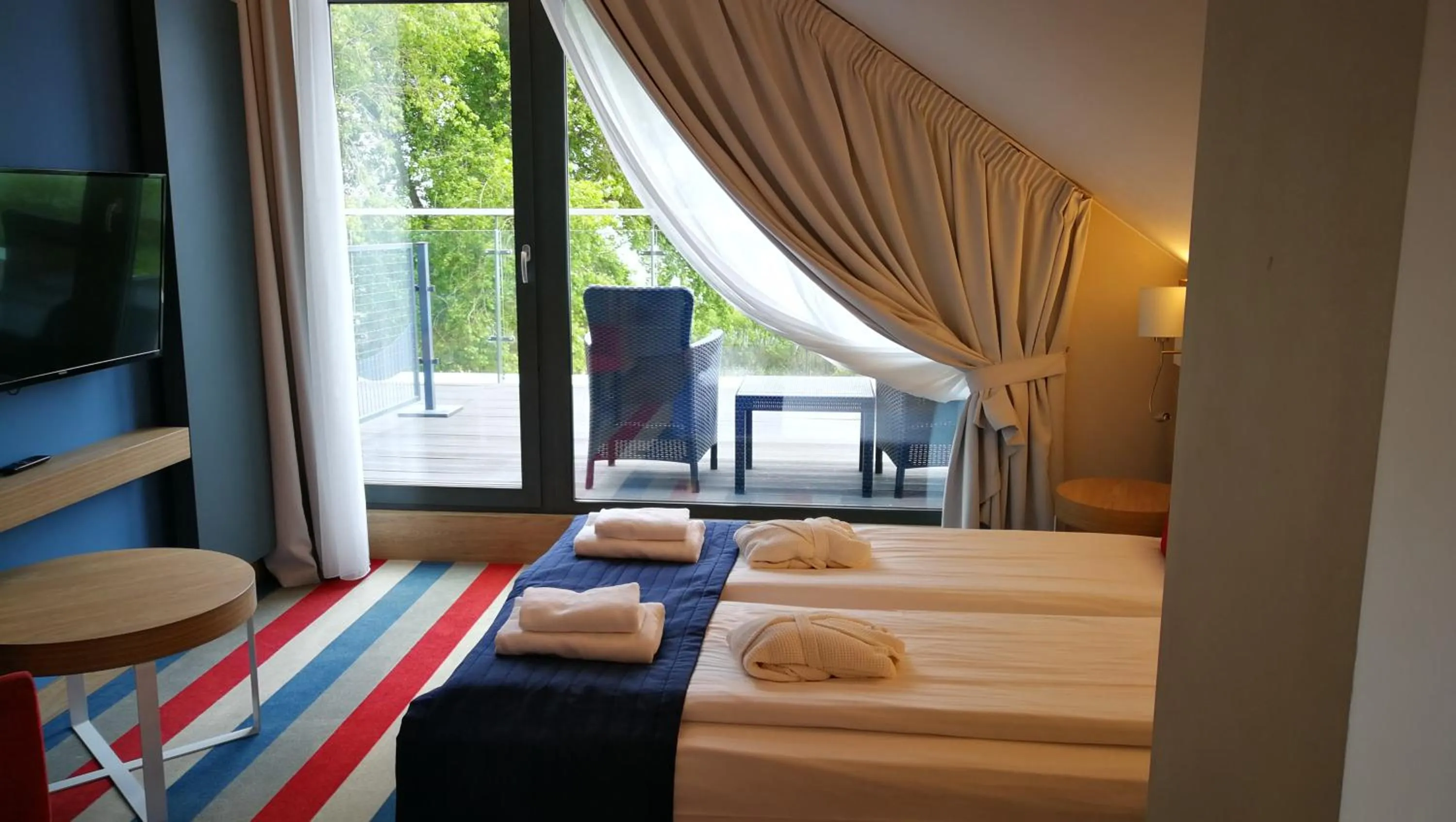 Toilet, Bed in Hotel Skipper