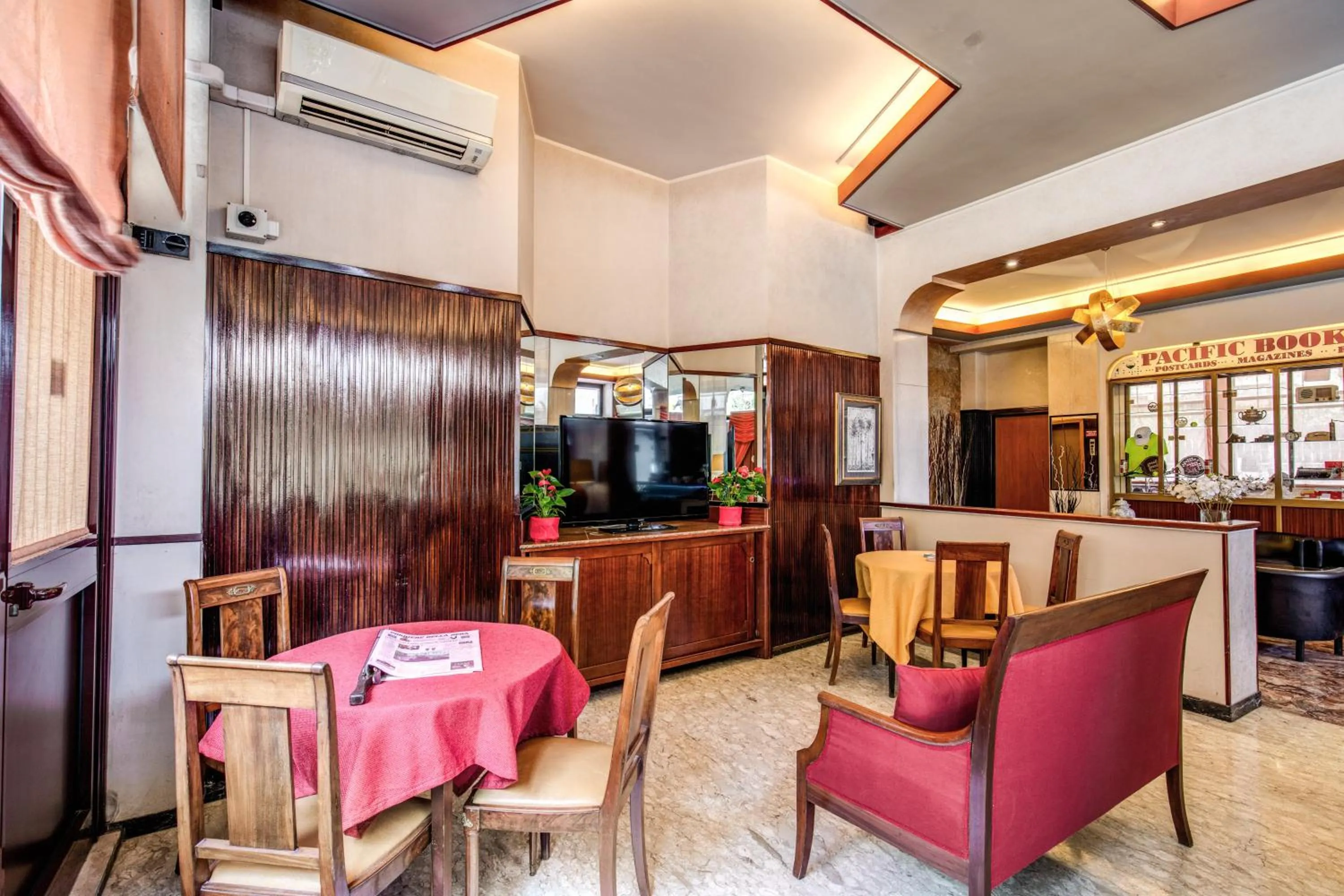 Lounge or bar in Hotel Pacific