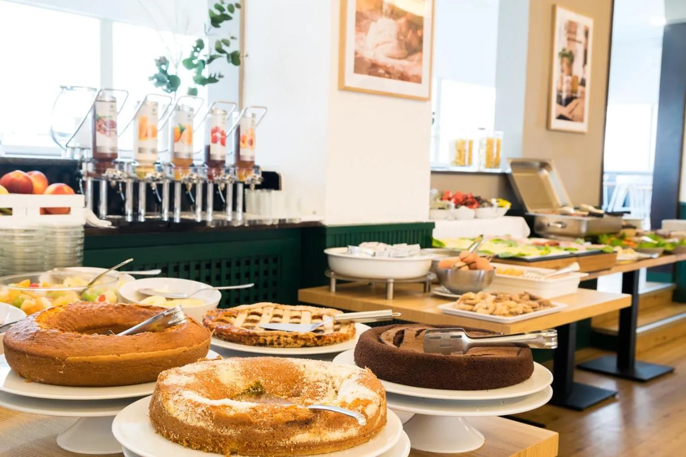 Restaurant/places to eat in Hotel Pacific