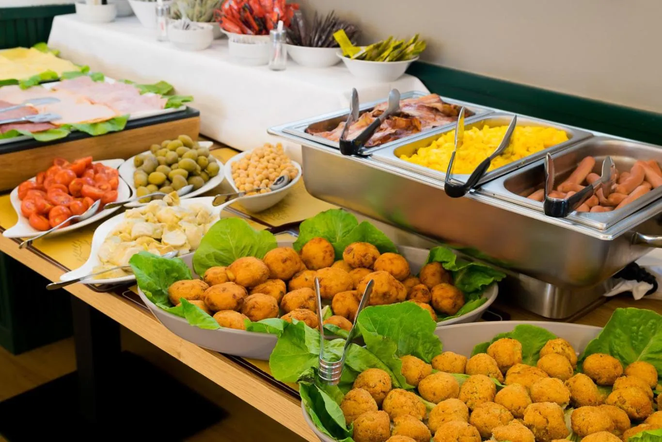 Restaurant/places to eat in Hotel Pacific