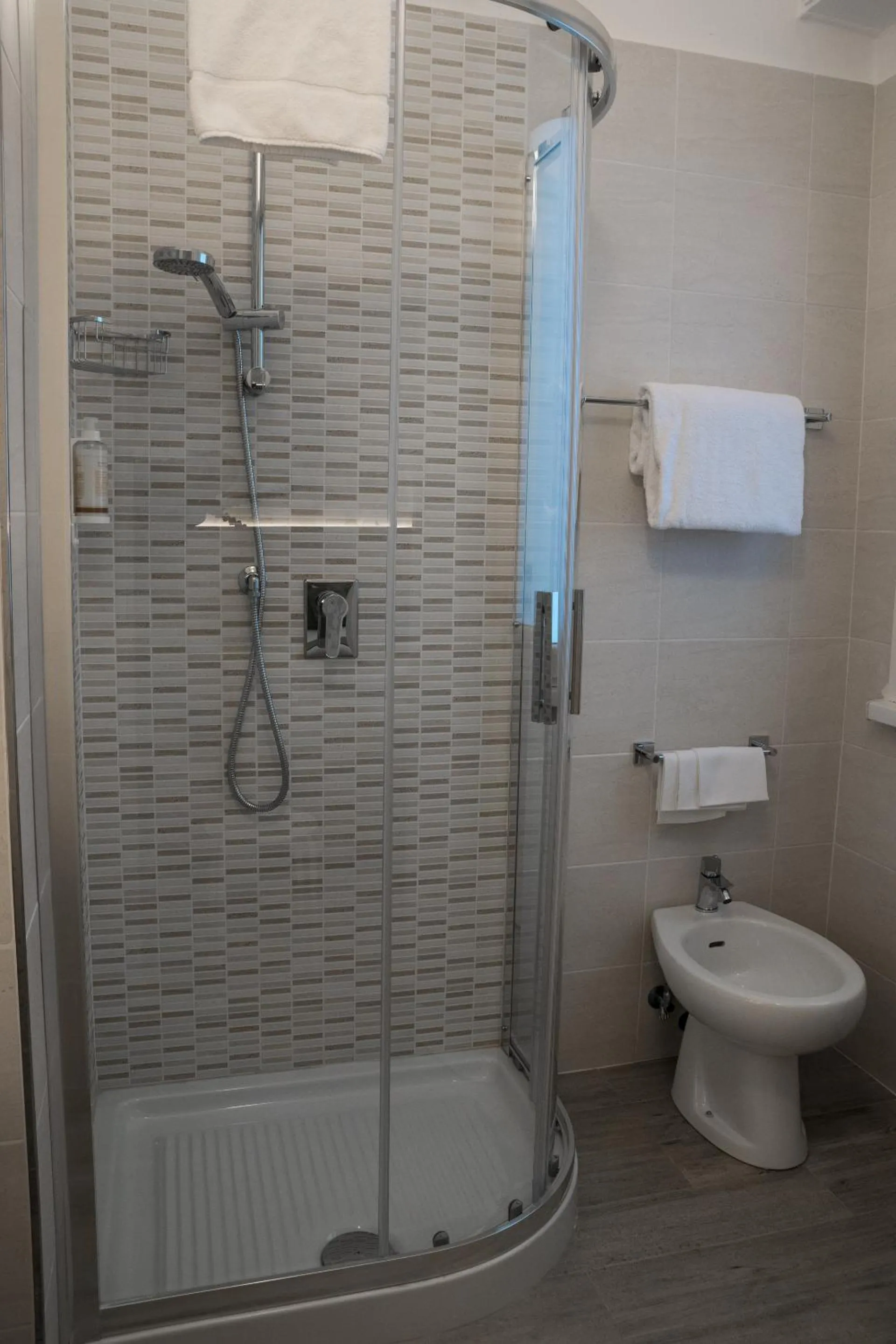 Shower in Hotel Pacific
