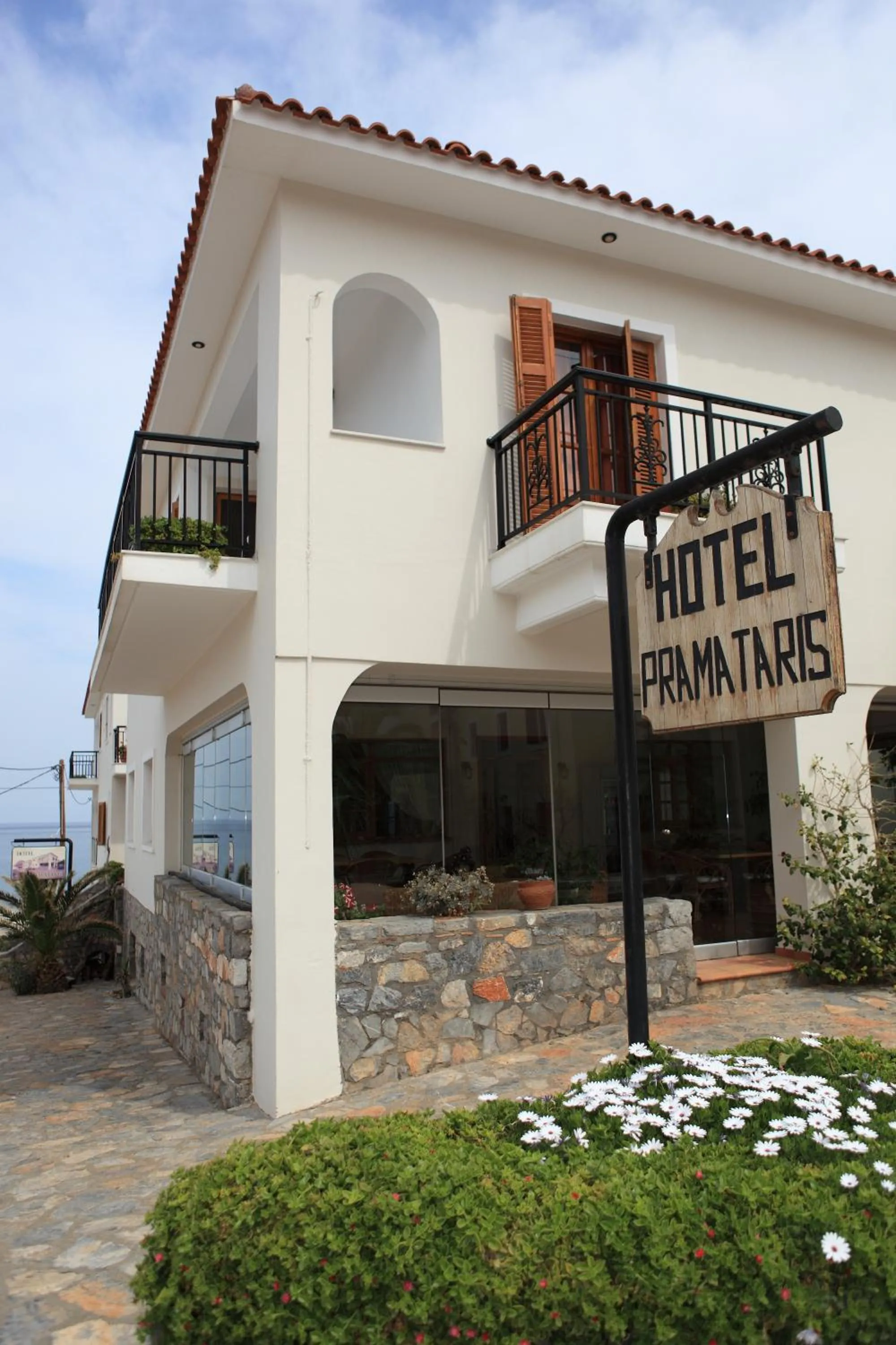 Facade/entrance in Pramataris