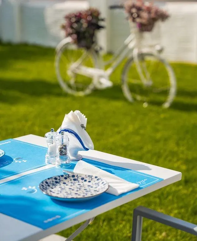 Restaurant/places to eat in Sergiani Garden Hotel Apartments