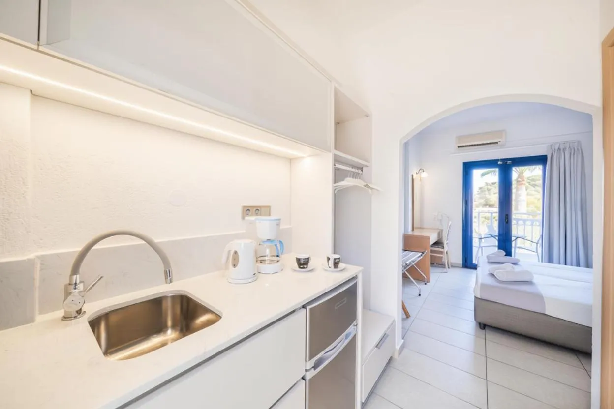 Kitchen or kitchenette, Bed in Sergiani Garden Hotel Apartments