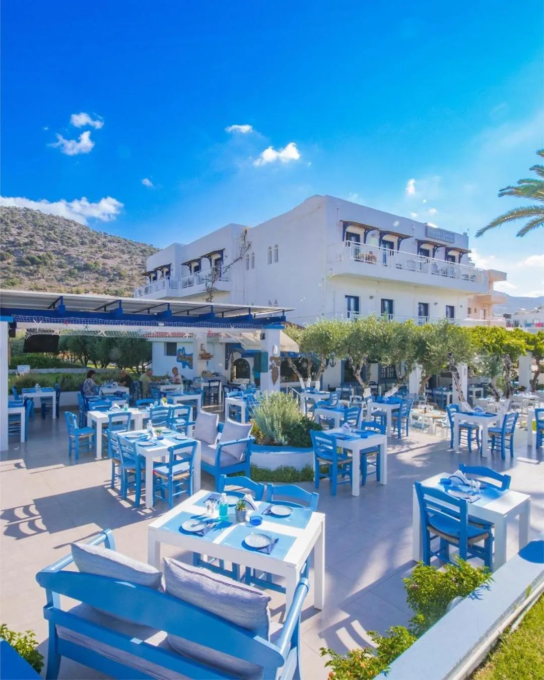 Restaurant/places to eat in Sergiani Garden Hotel Apartments