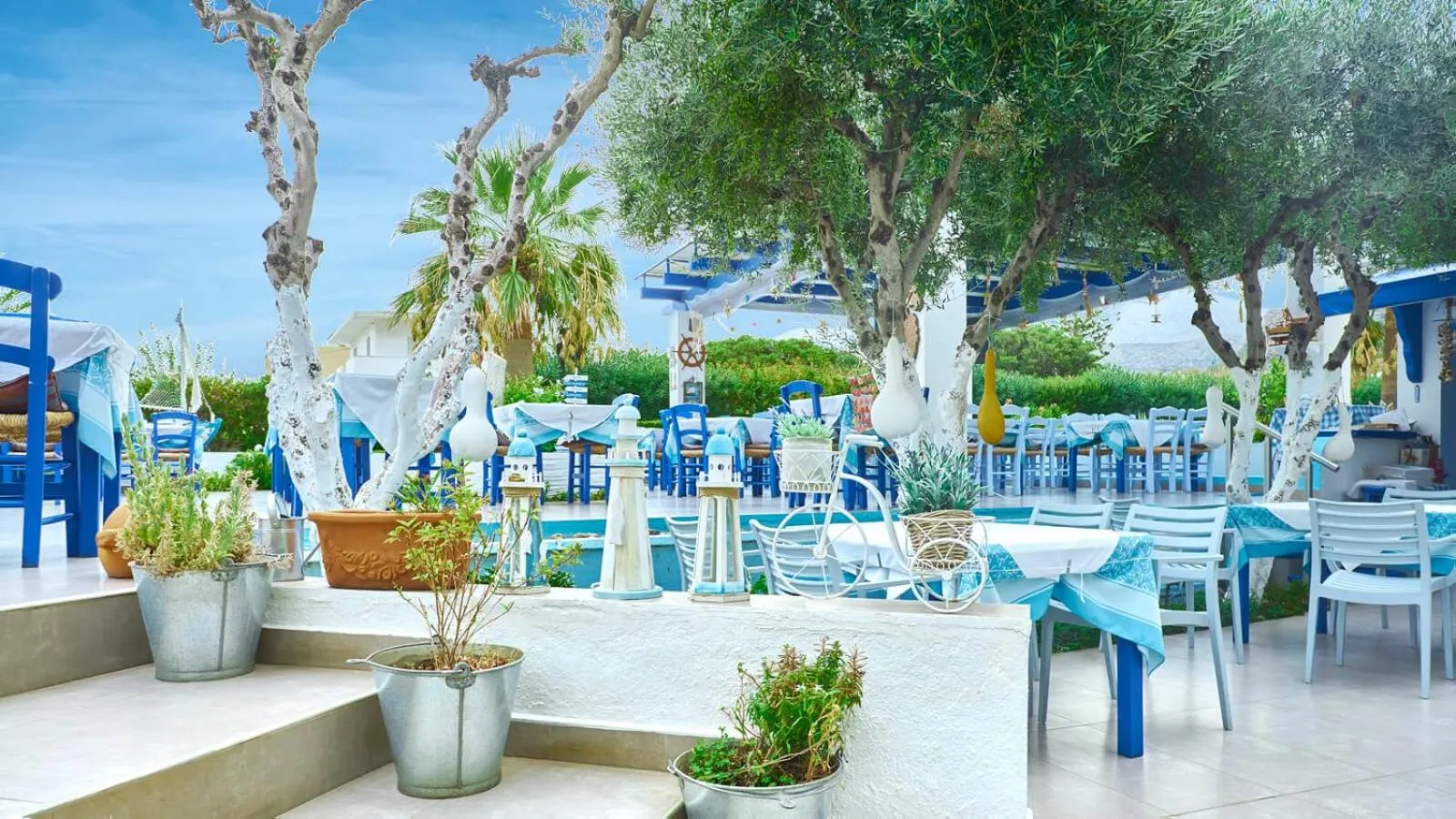 Restaurant/places to eat in Sergiani Garden Hotel Apartments