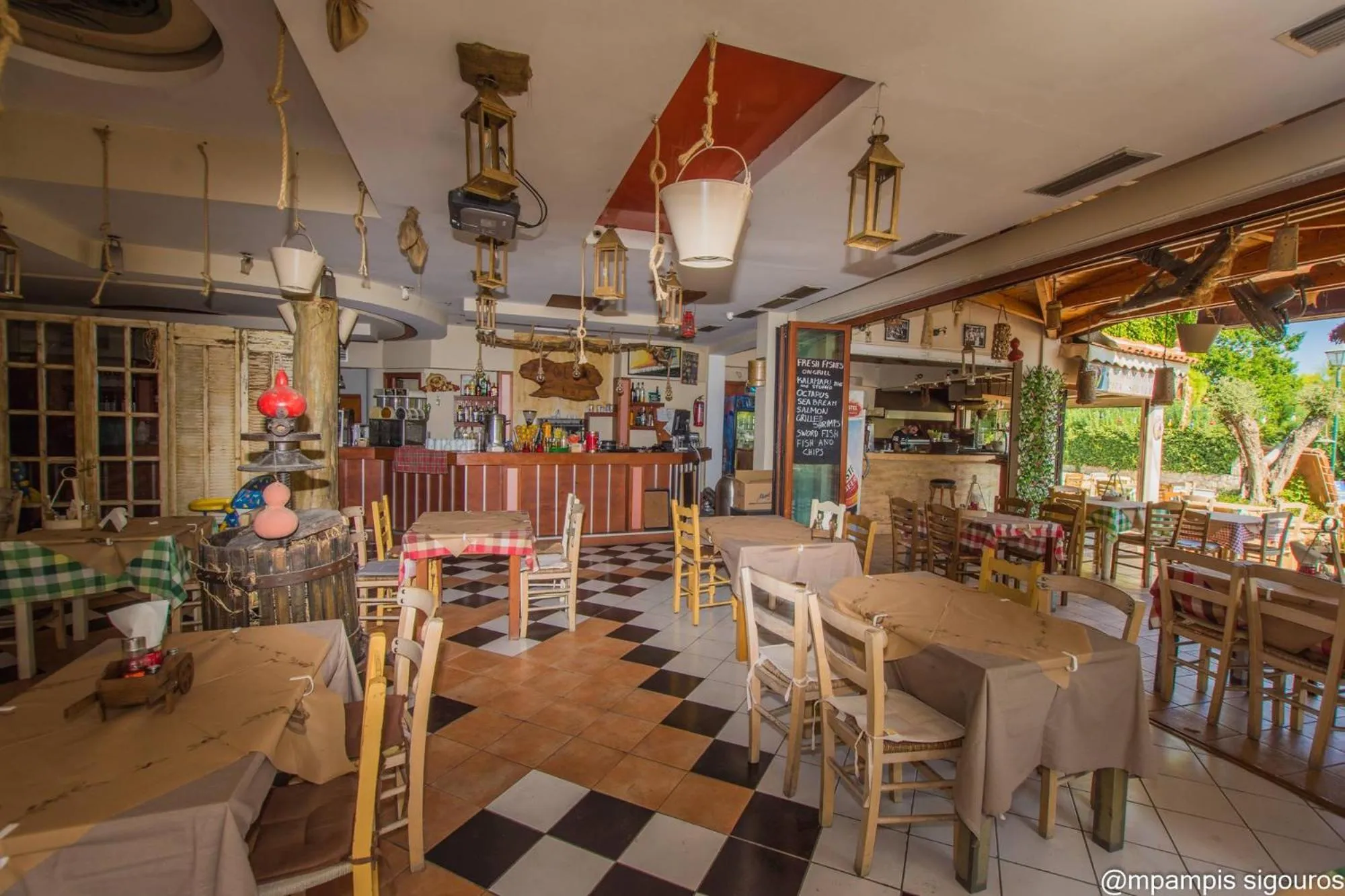 Restaurant/places to eat in Iniohos Zante Hotel & Suites